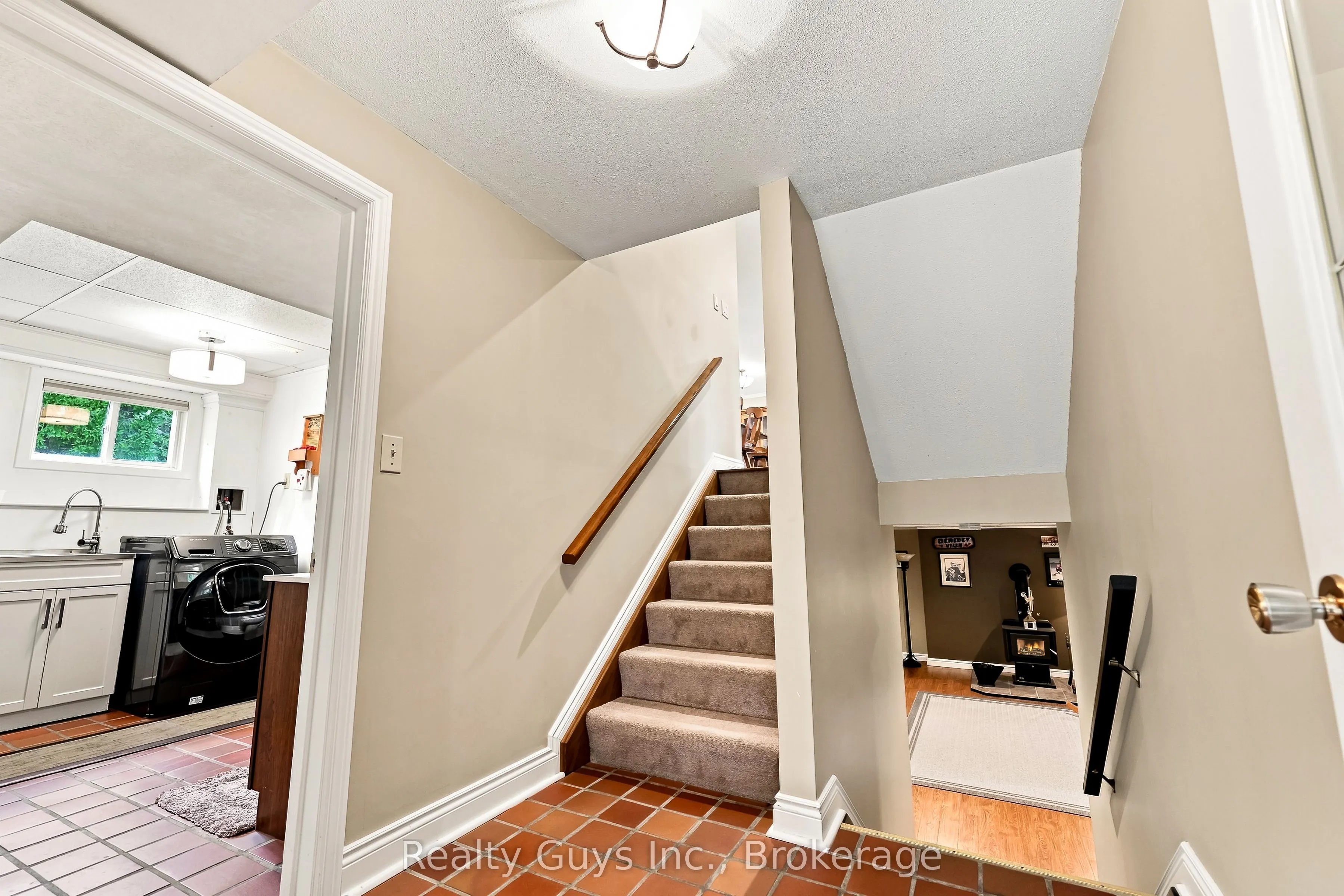 498 Ava Crescent