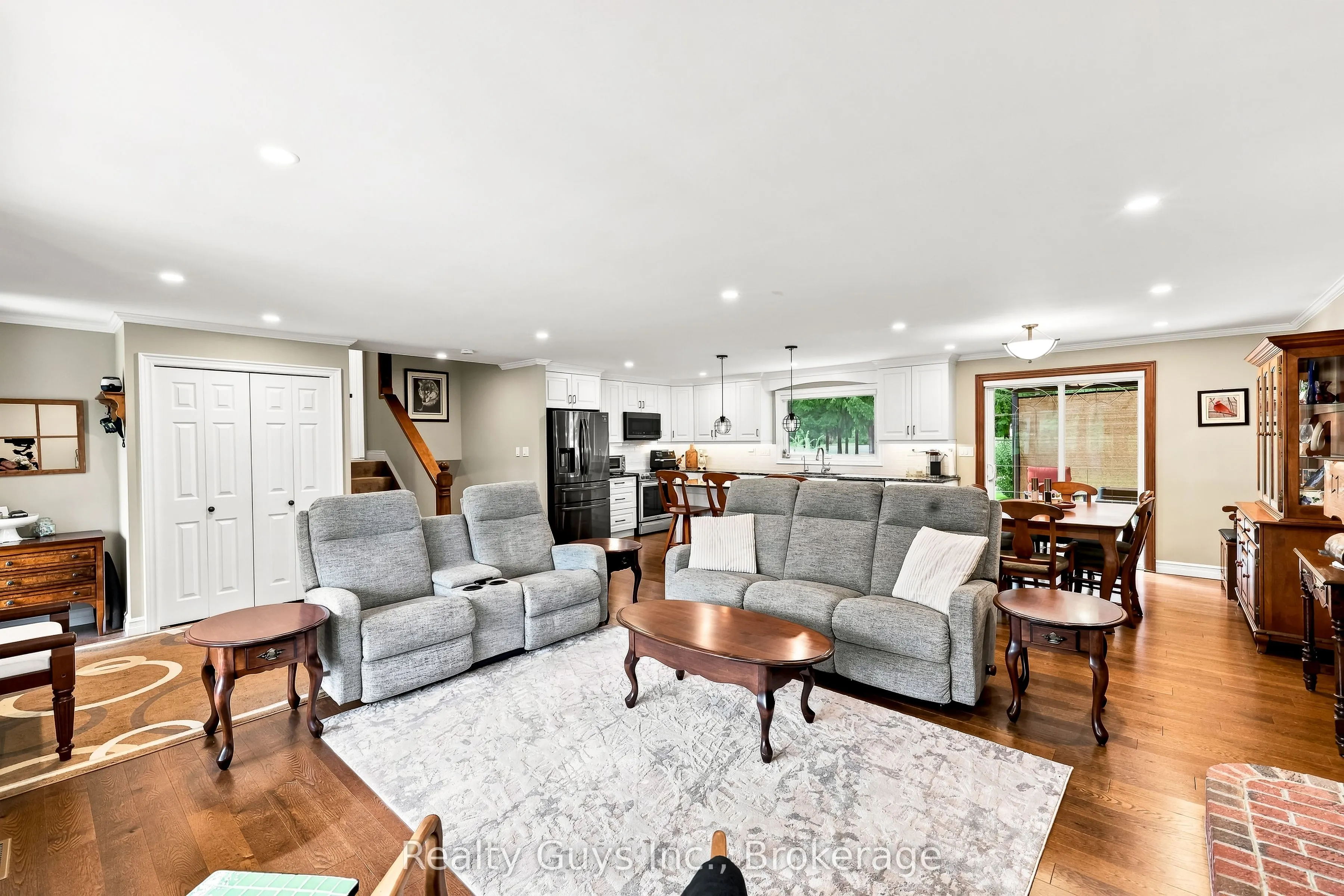 498 Ava Crescent