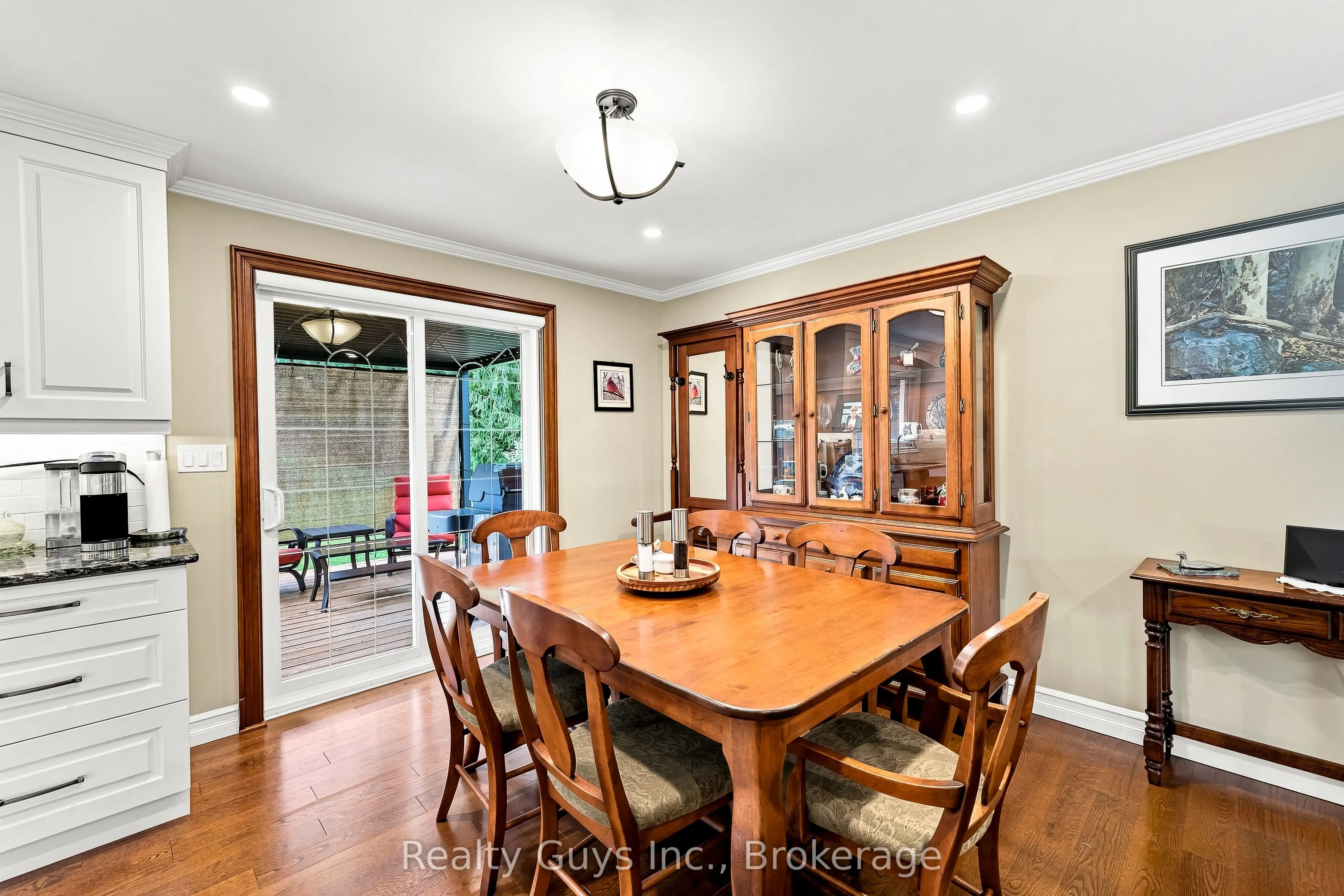 498 Ava Crescent