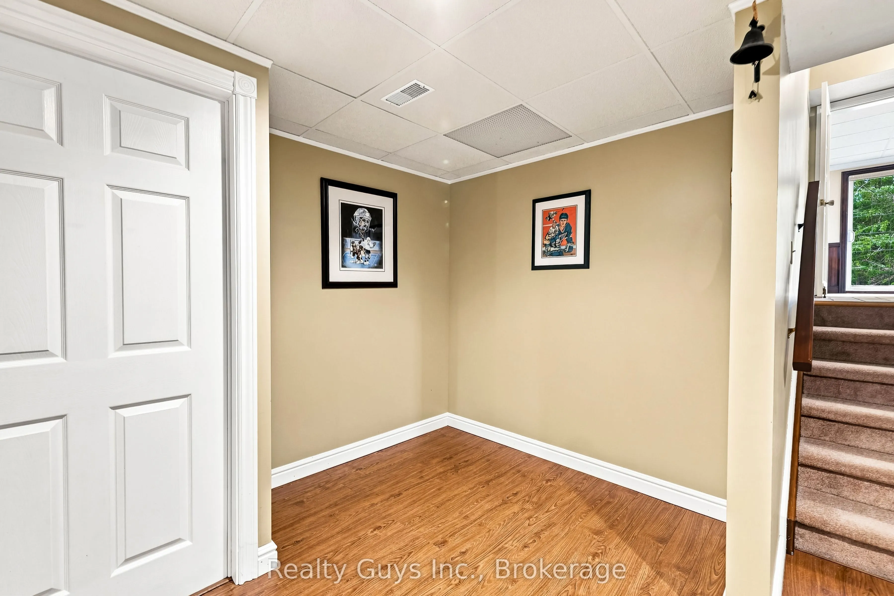 498 Ava Crescent