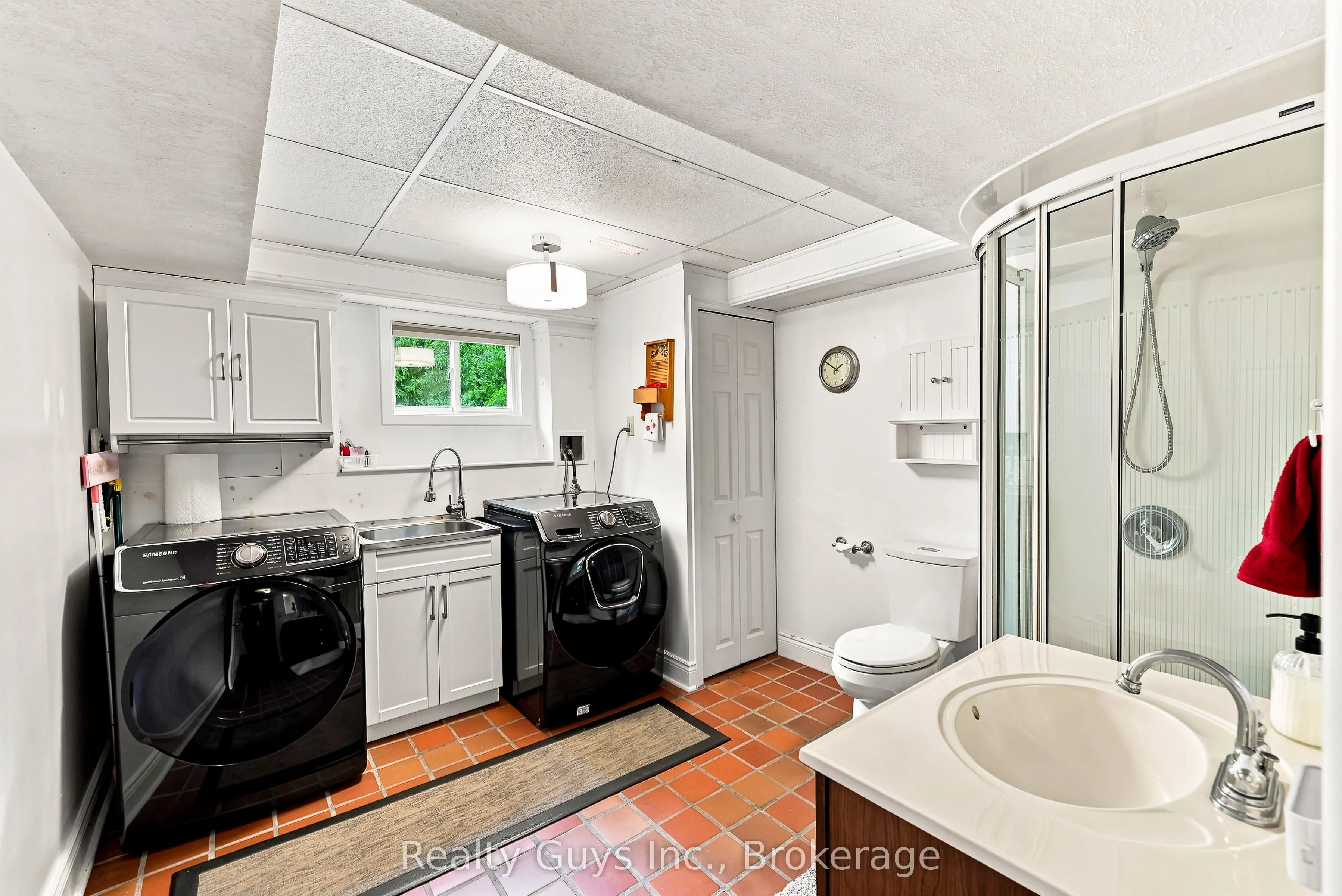 498 Ava Crescent