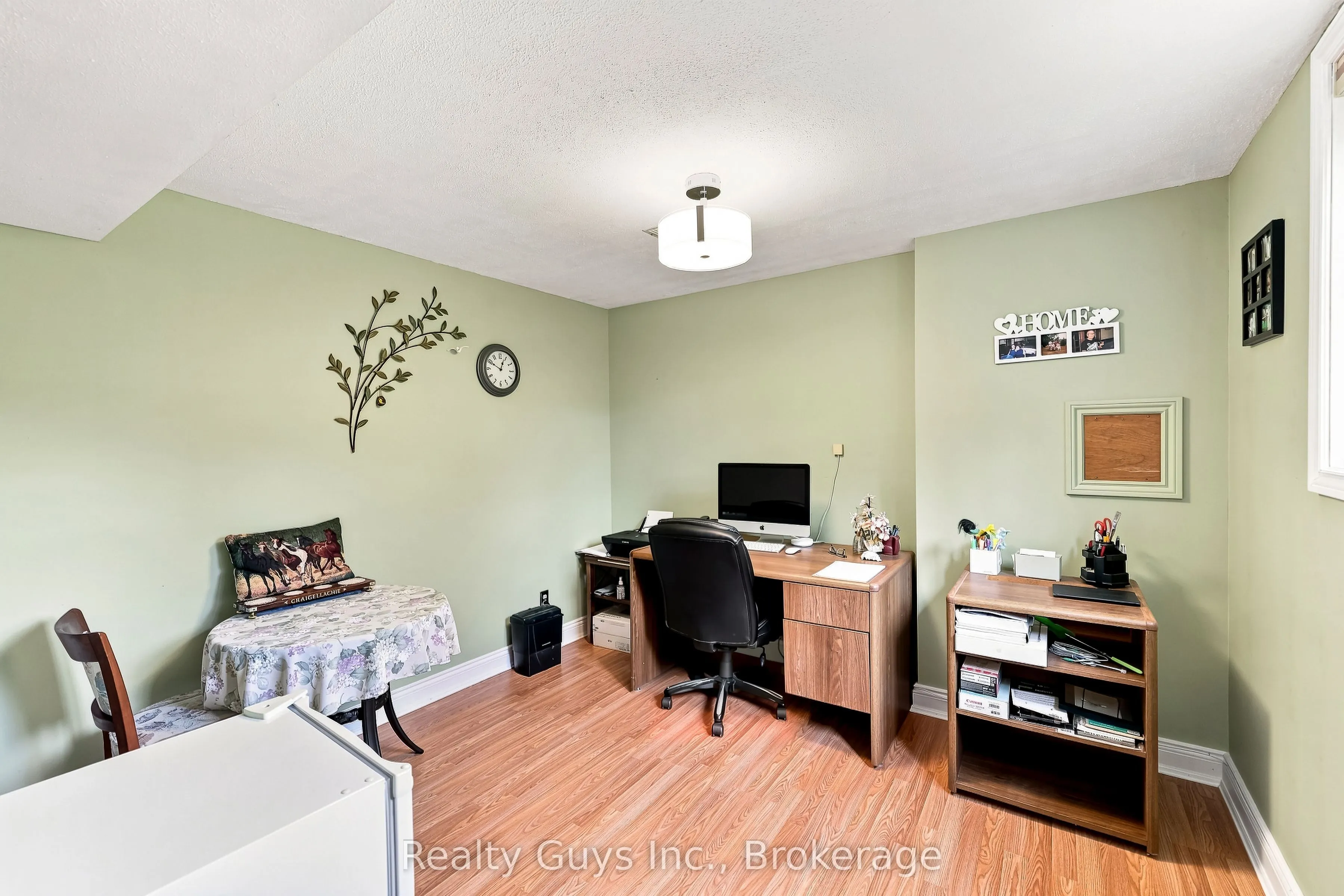 498 Ava Crescent