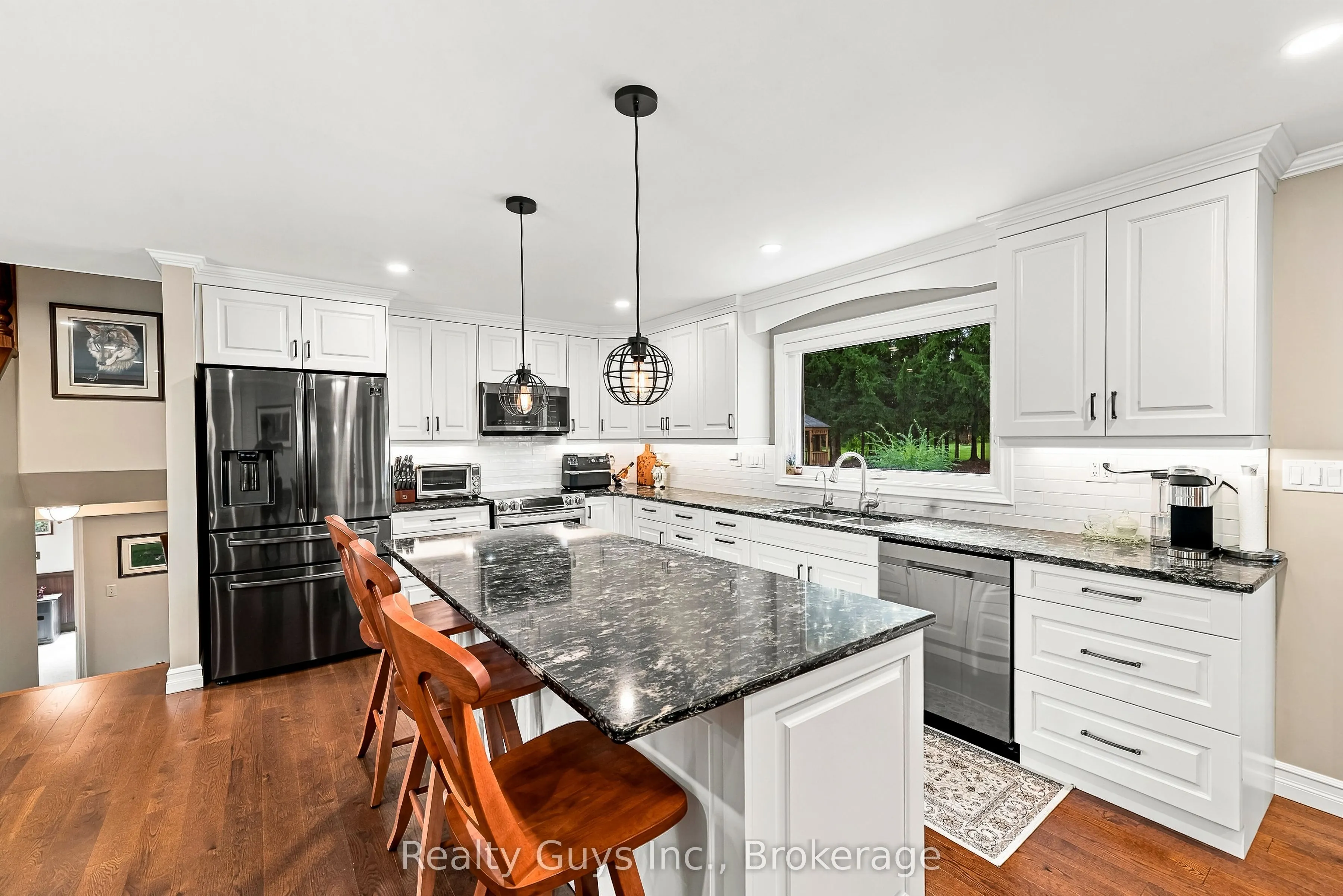 498 Ava Crescent