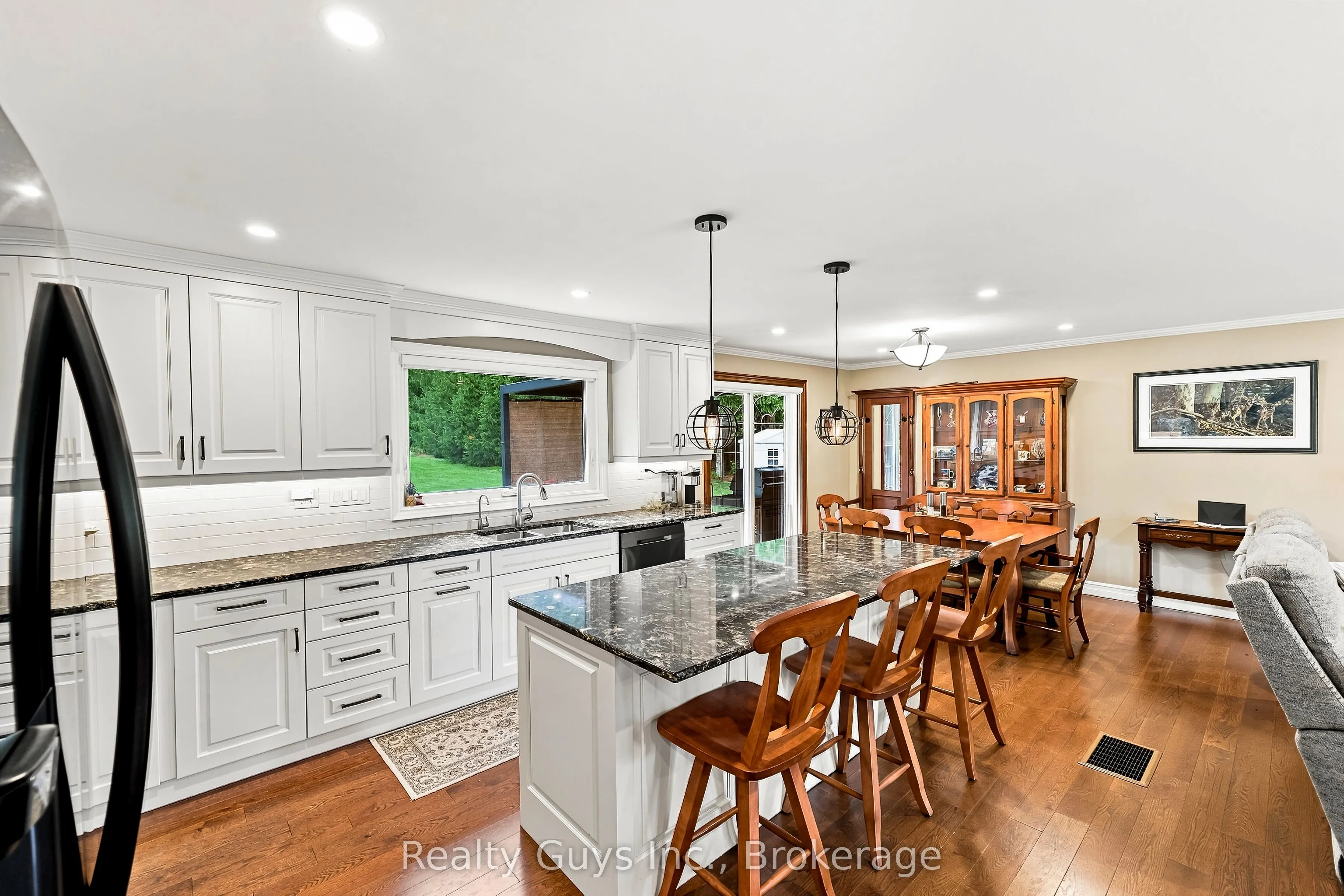 498 Ava Crescent