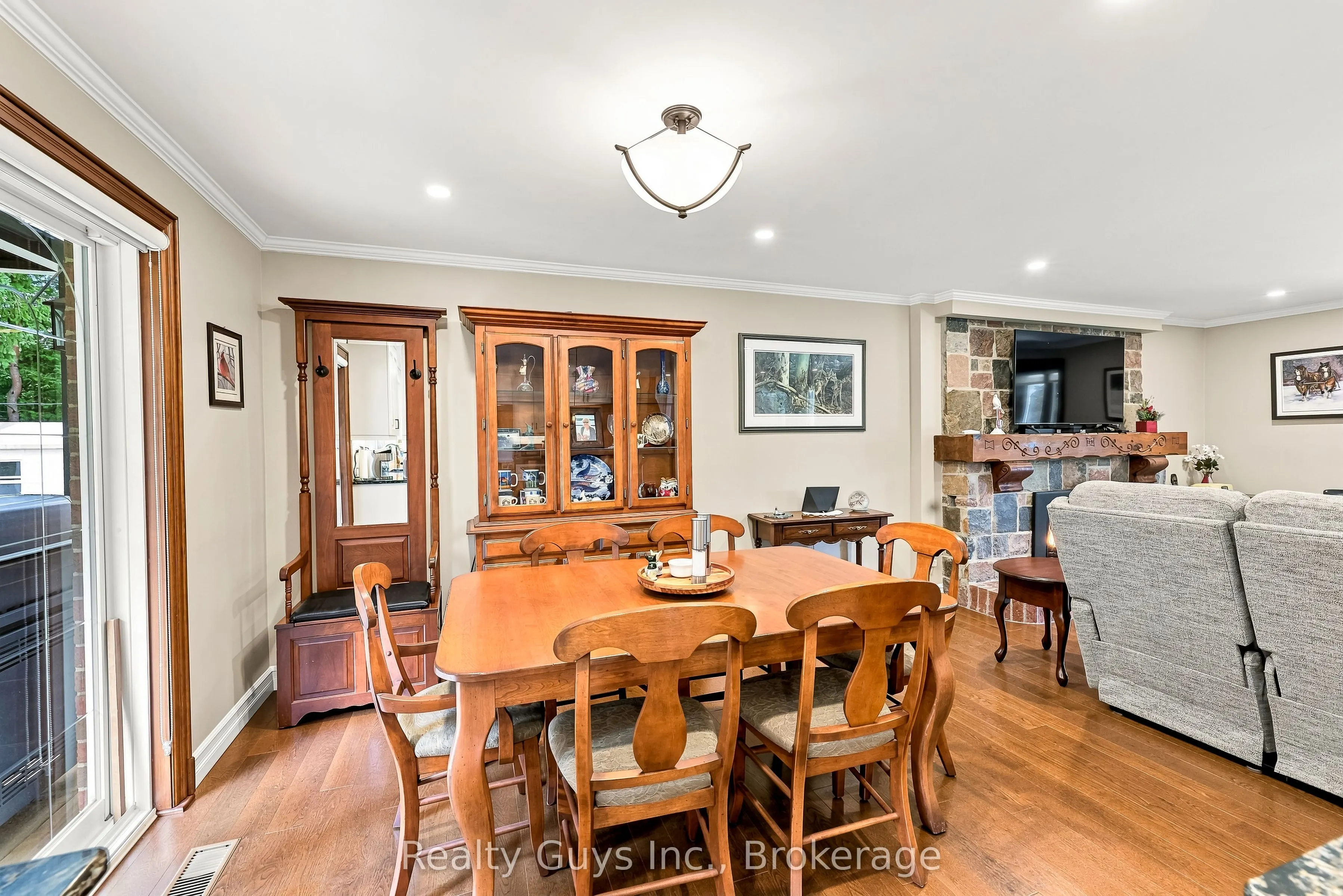 498 Ava Crescent