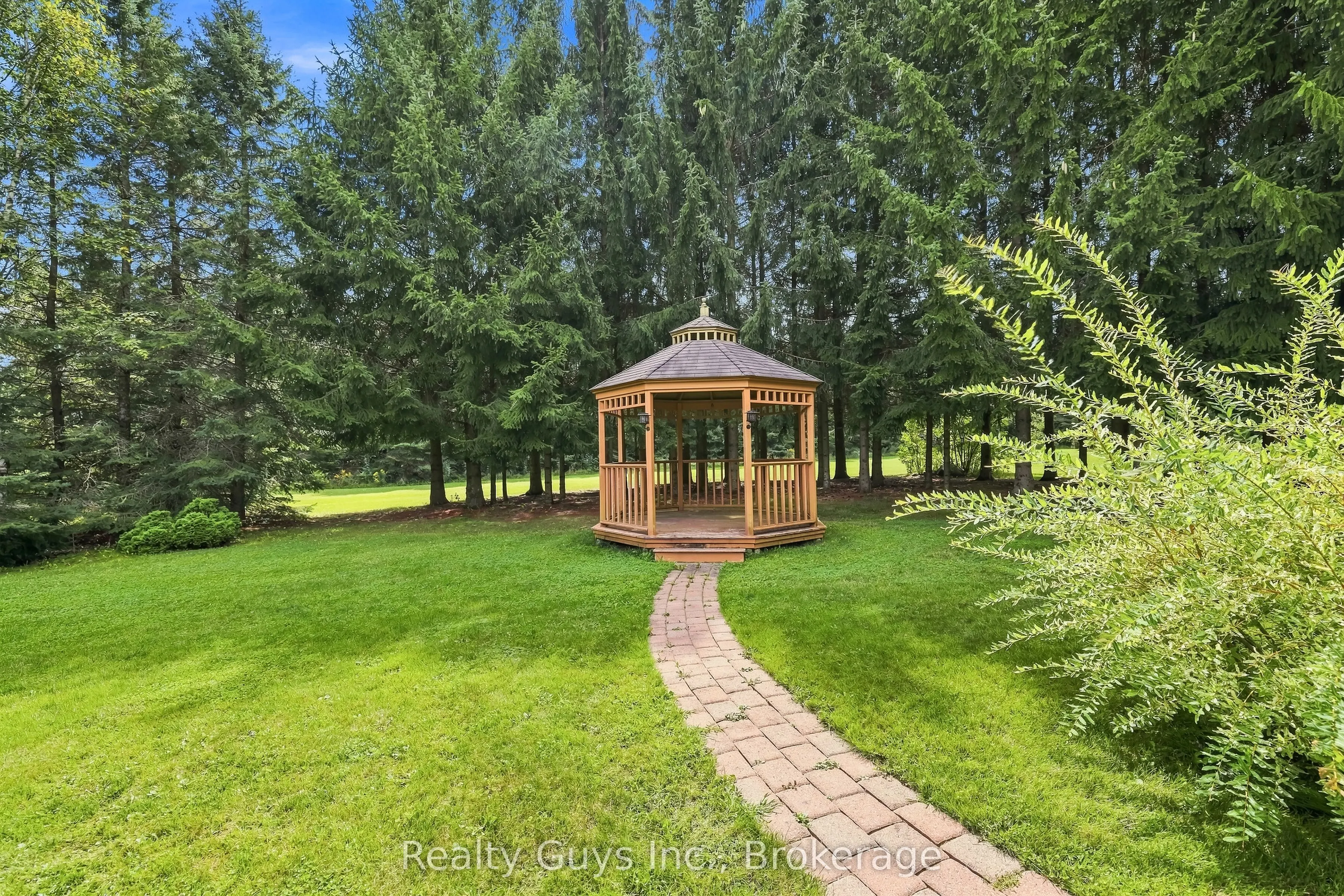 498 Ava Crescent