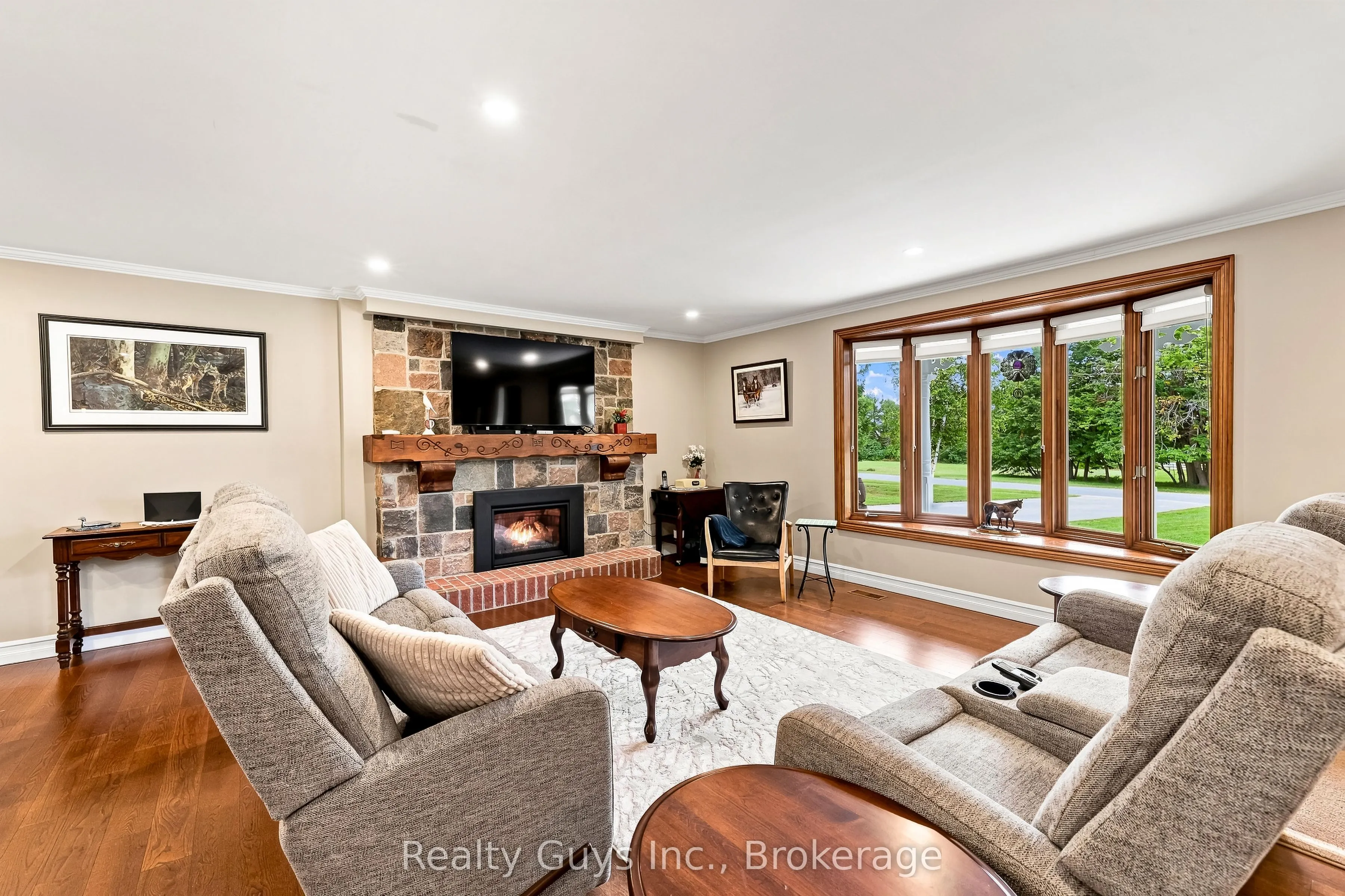 498 Ava Crescent