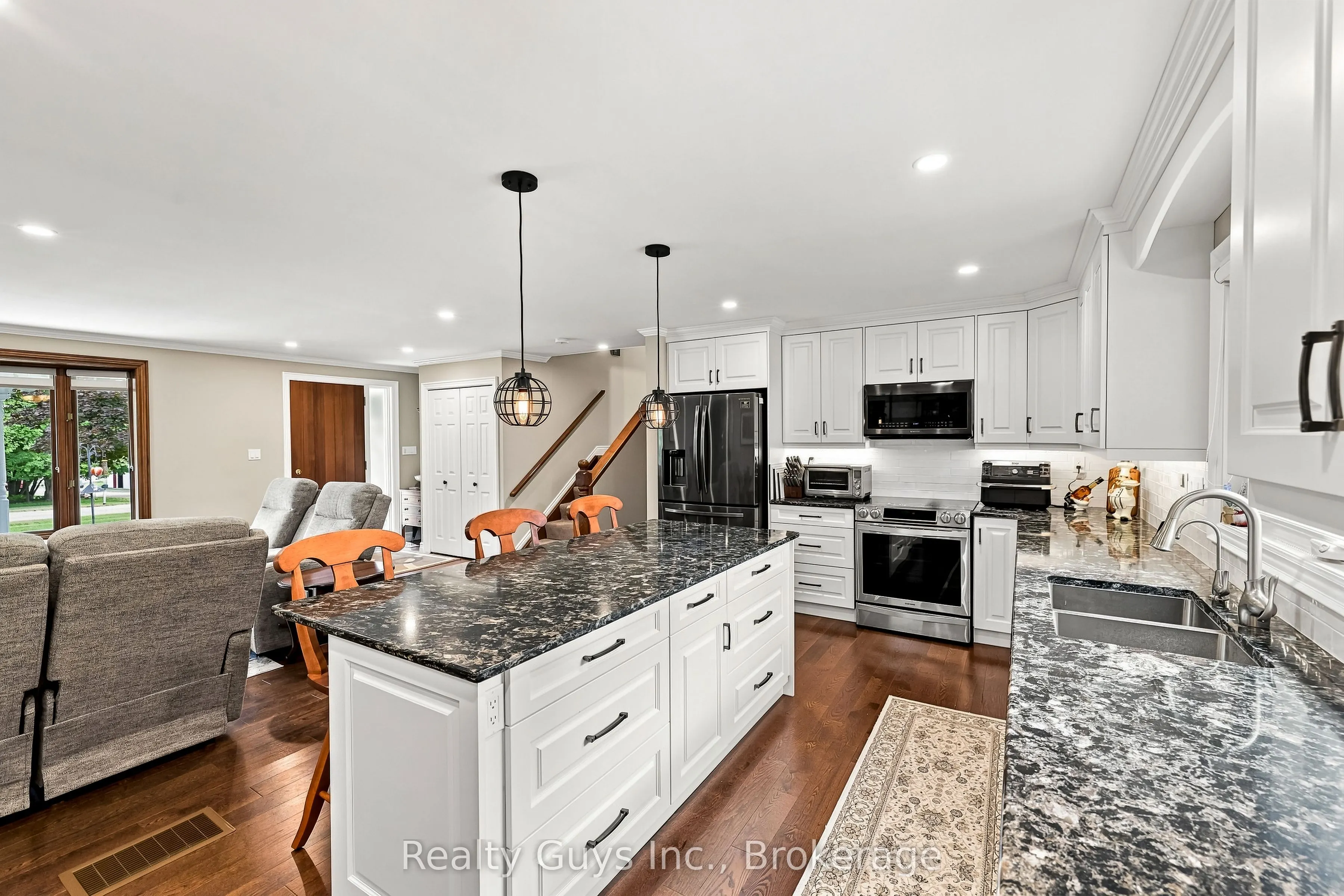 498 Ava Crescent