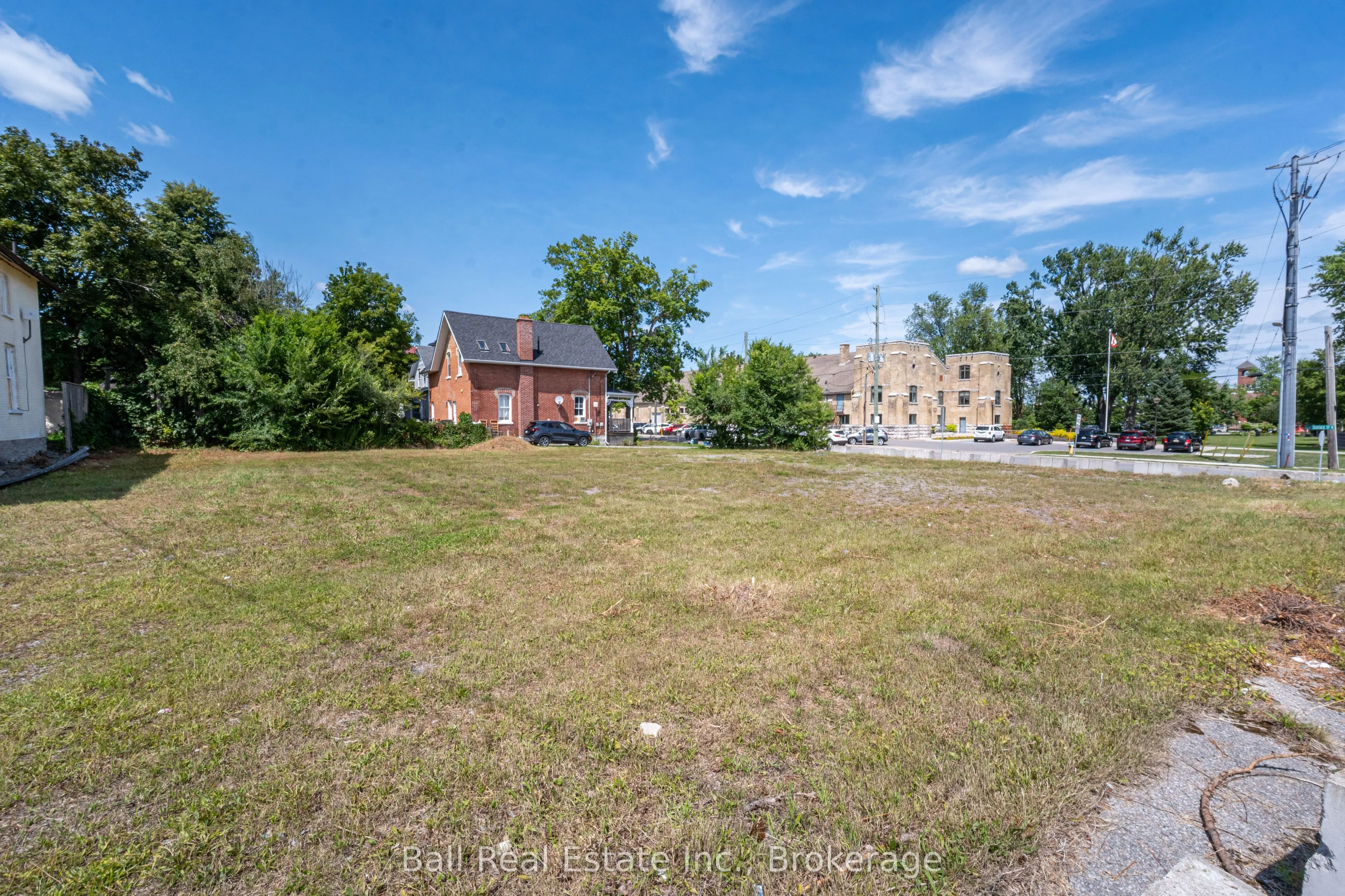 220 Kent Street W