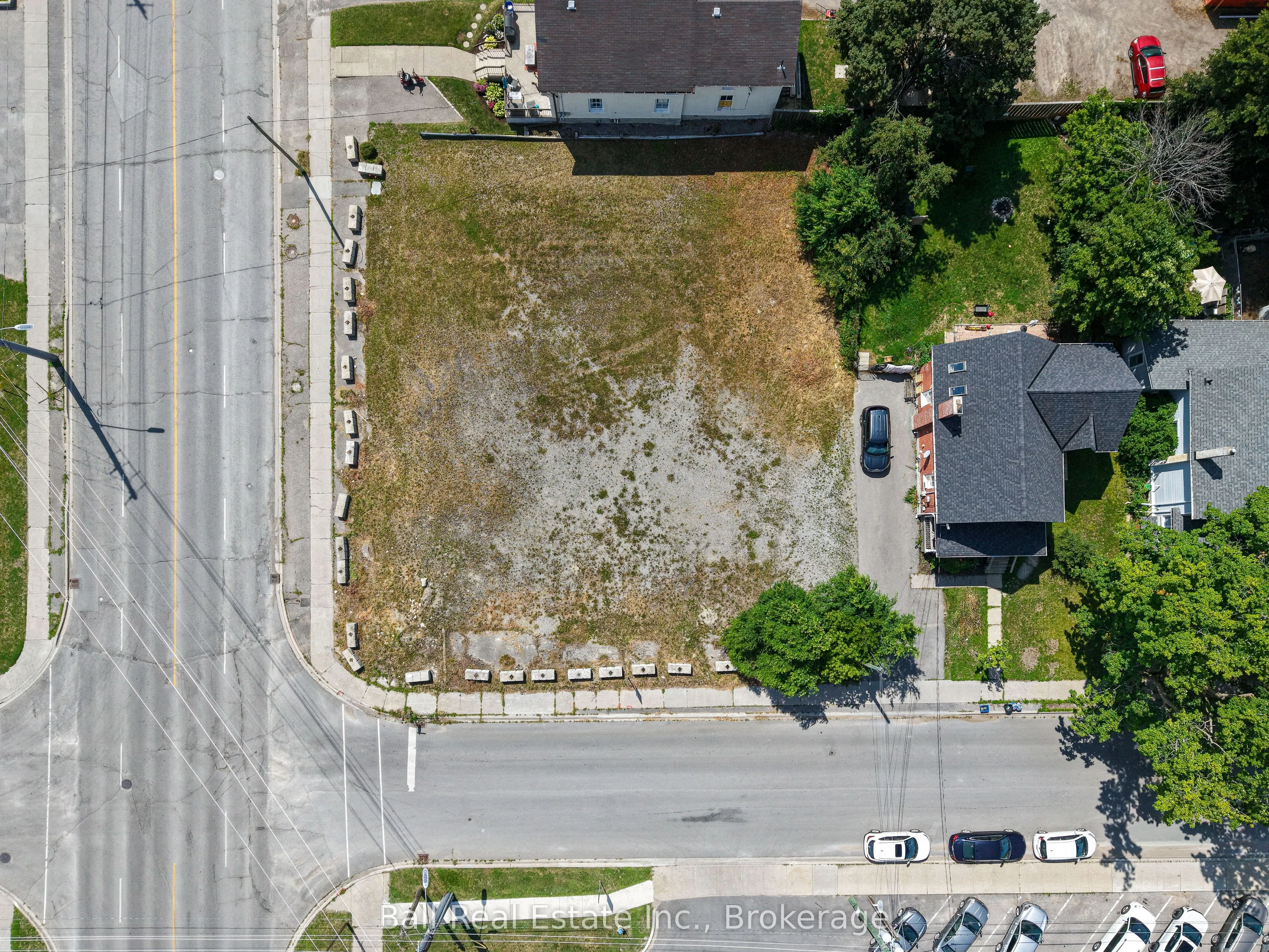 220 Kent Street W