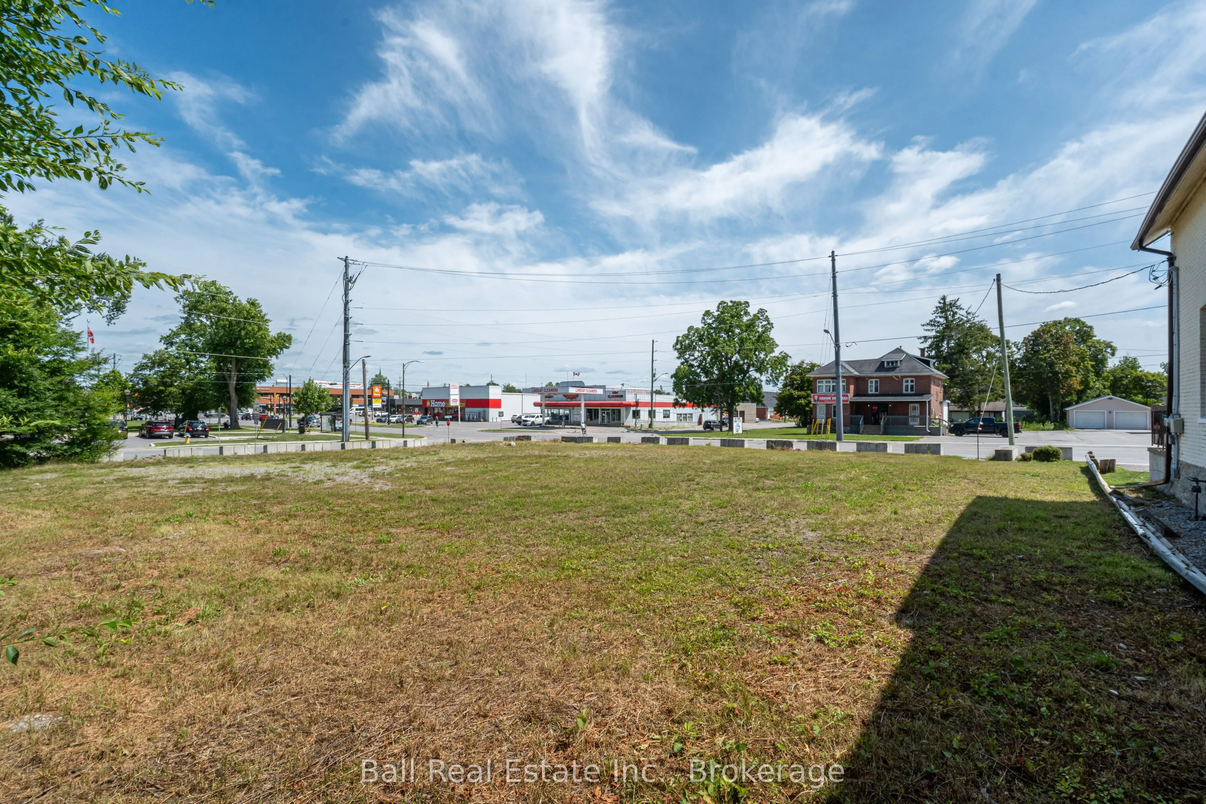 220 Kent Street W