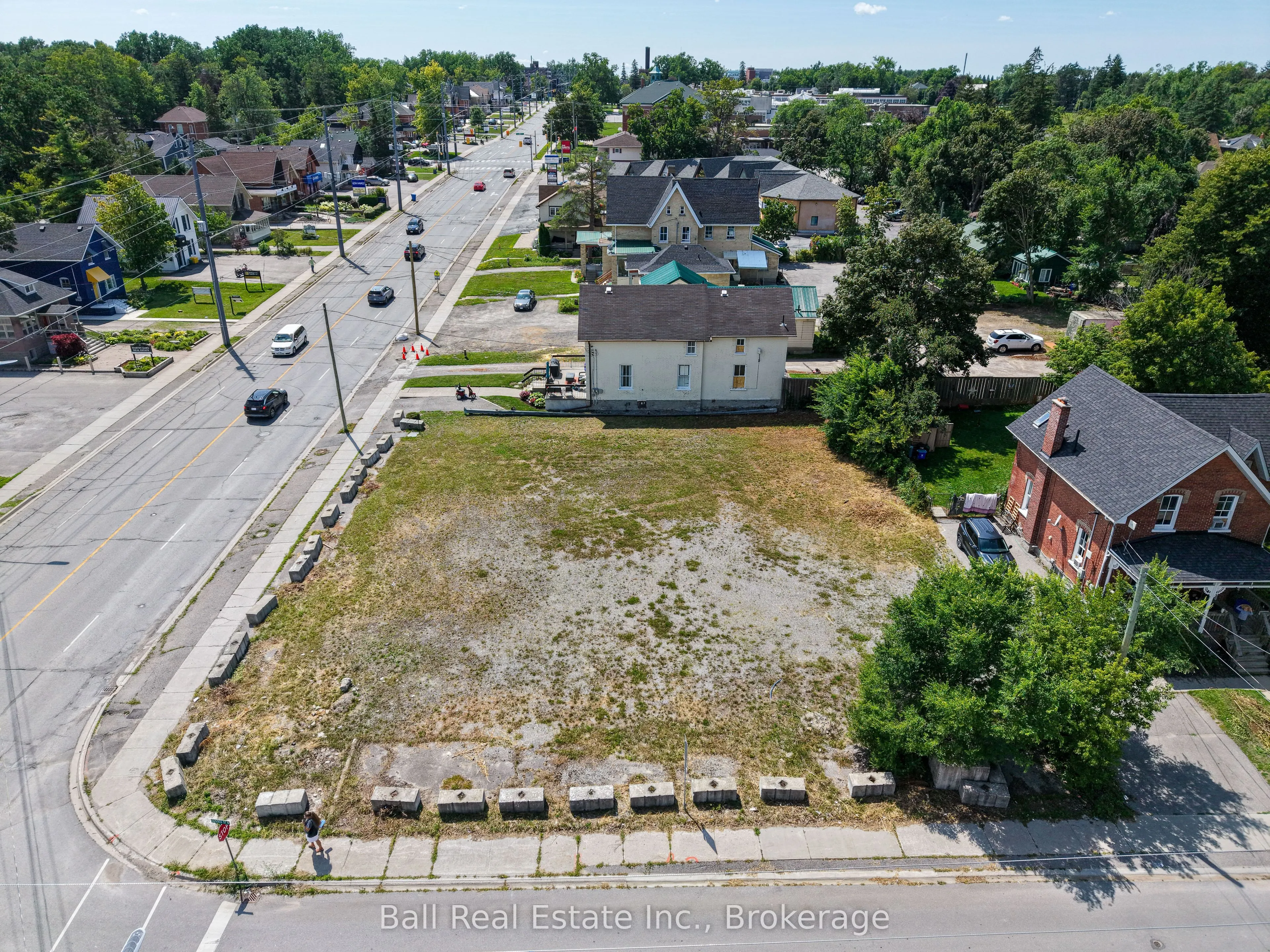 220 Kent Street W