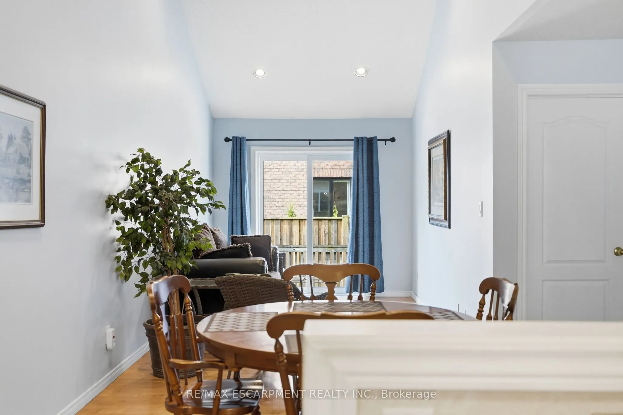 222 FELLOWES Crescent #2