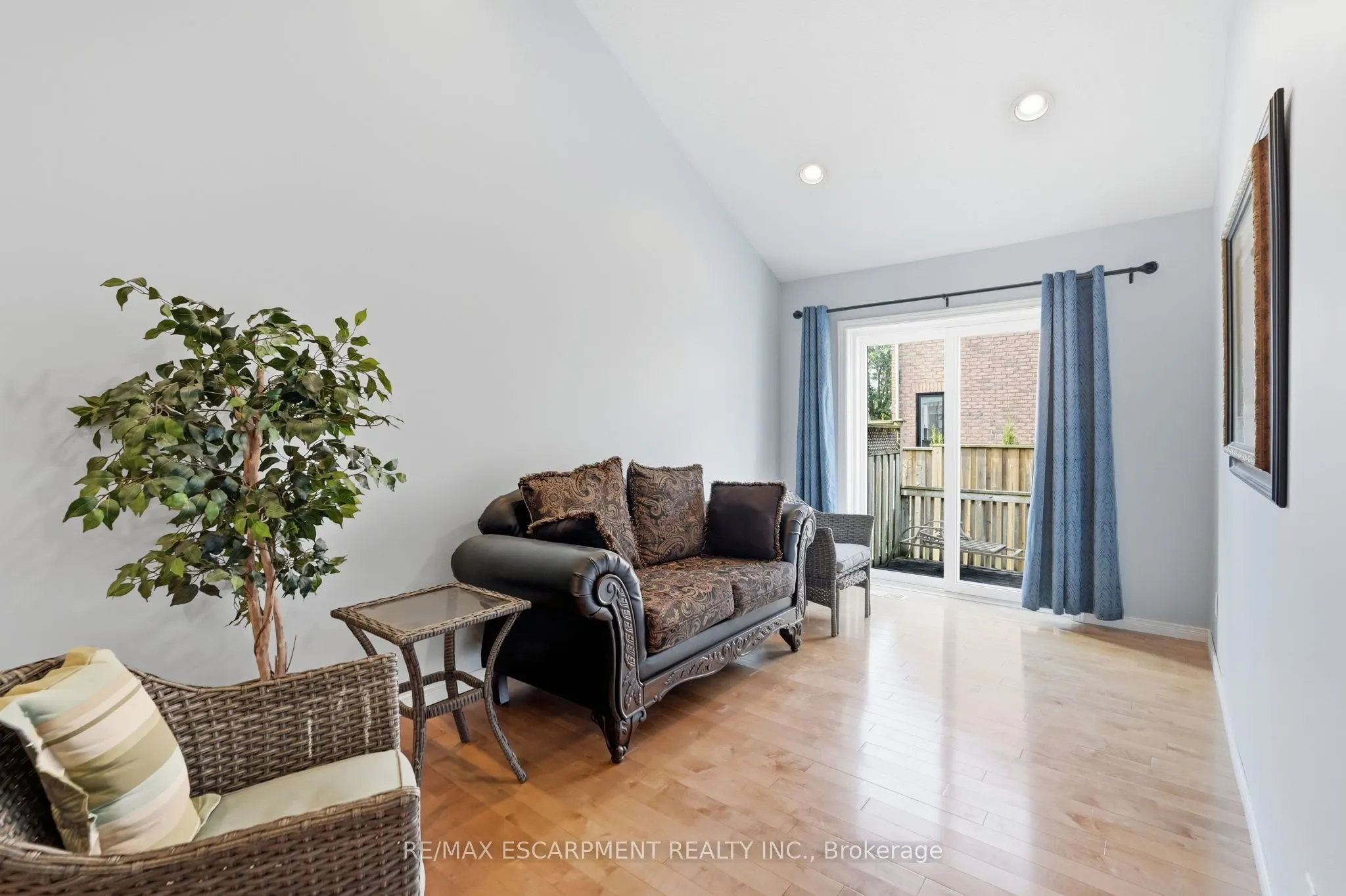 222 FELLOWES Crescent #2
