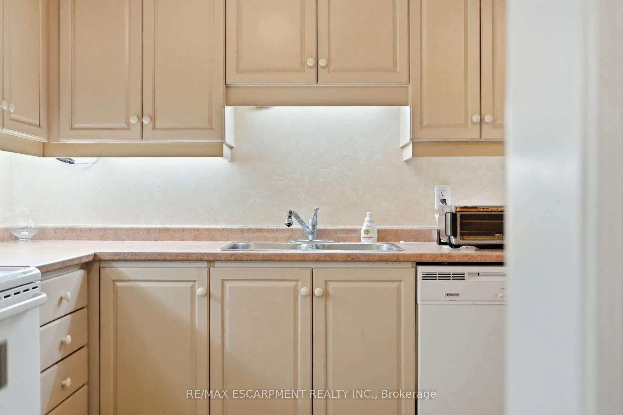 222 FELLOWES Crescent #2