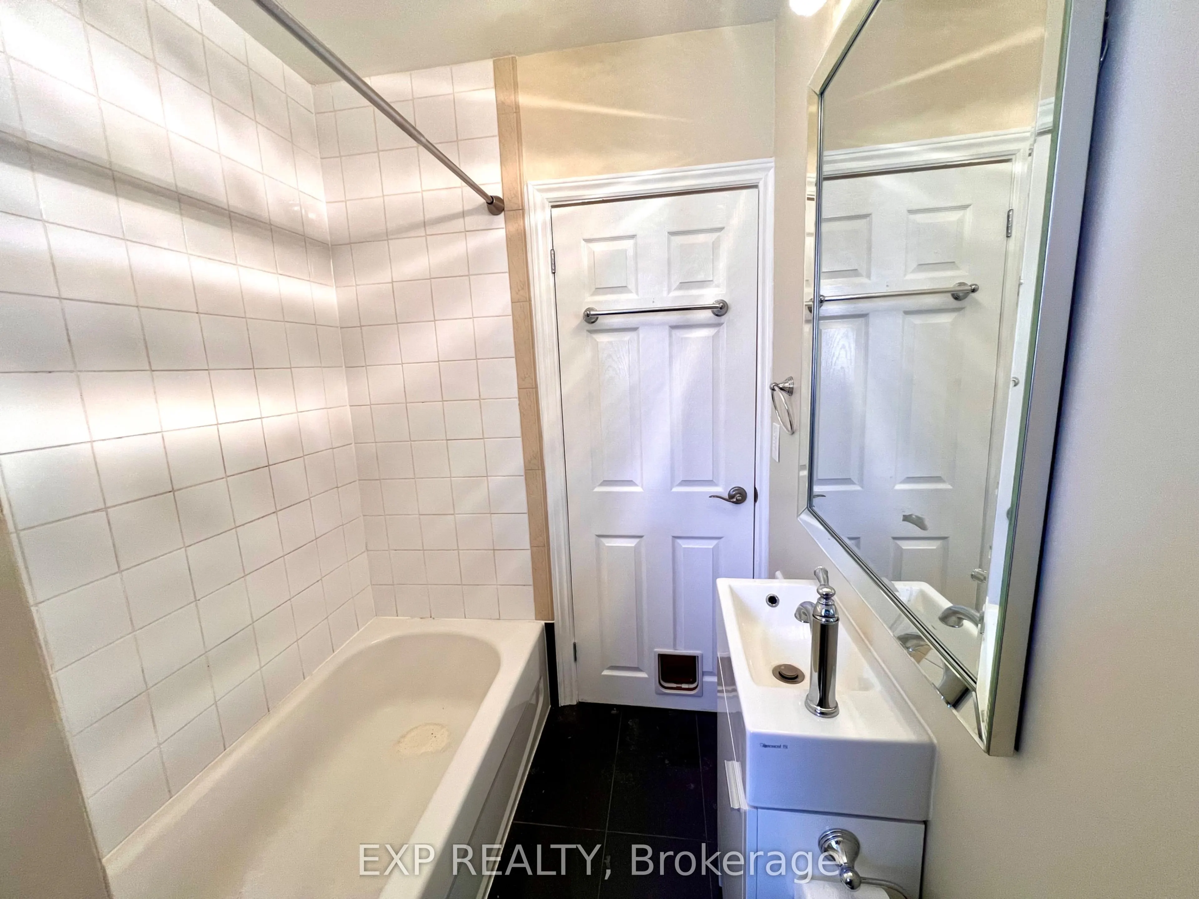 1079 WELLINGTON Street W