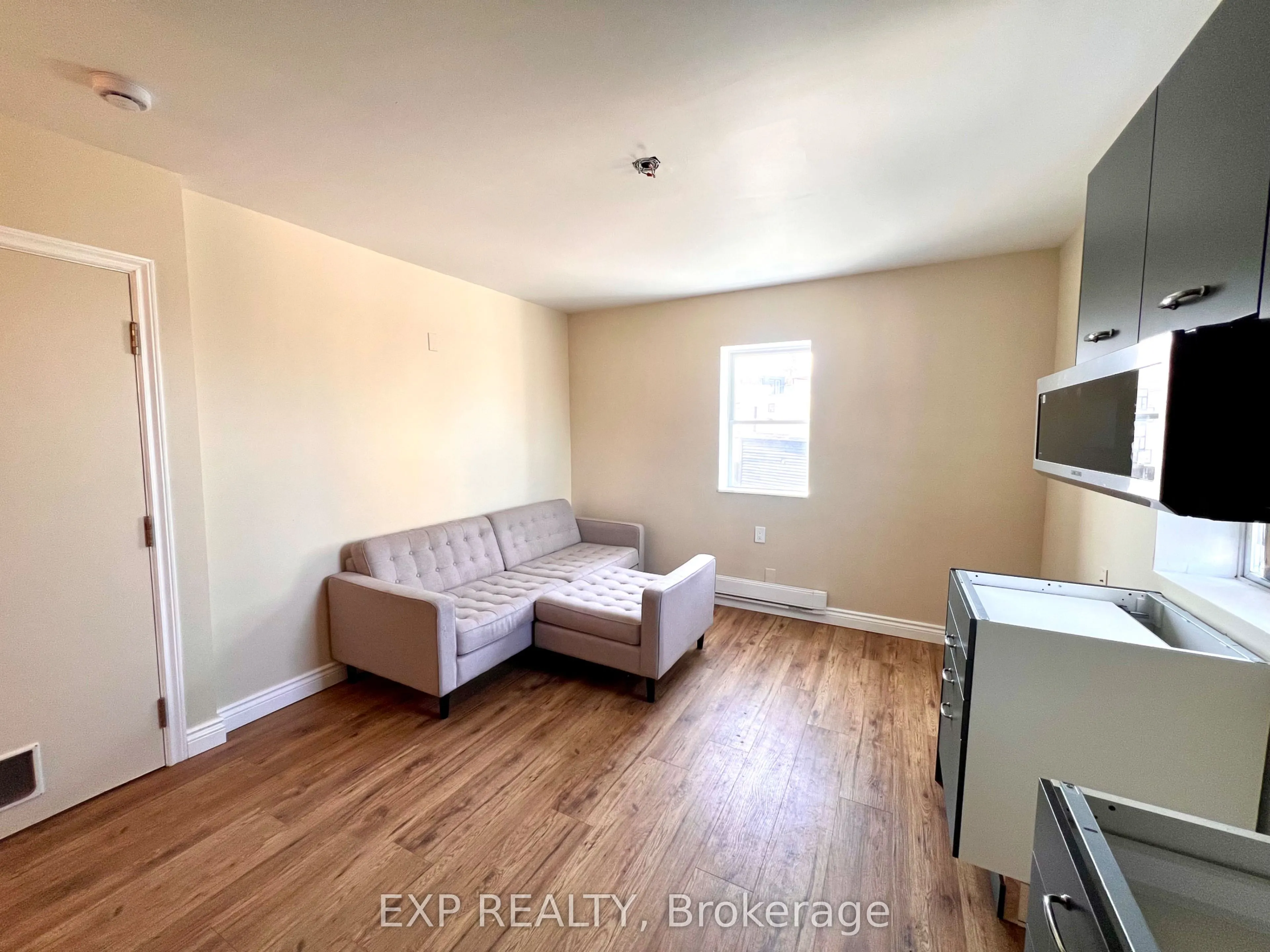 1079 WELLINGTON Street W