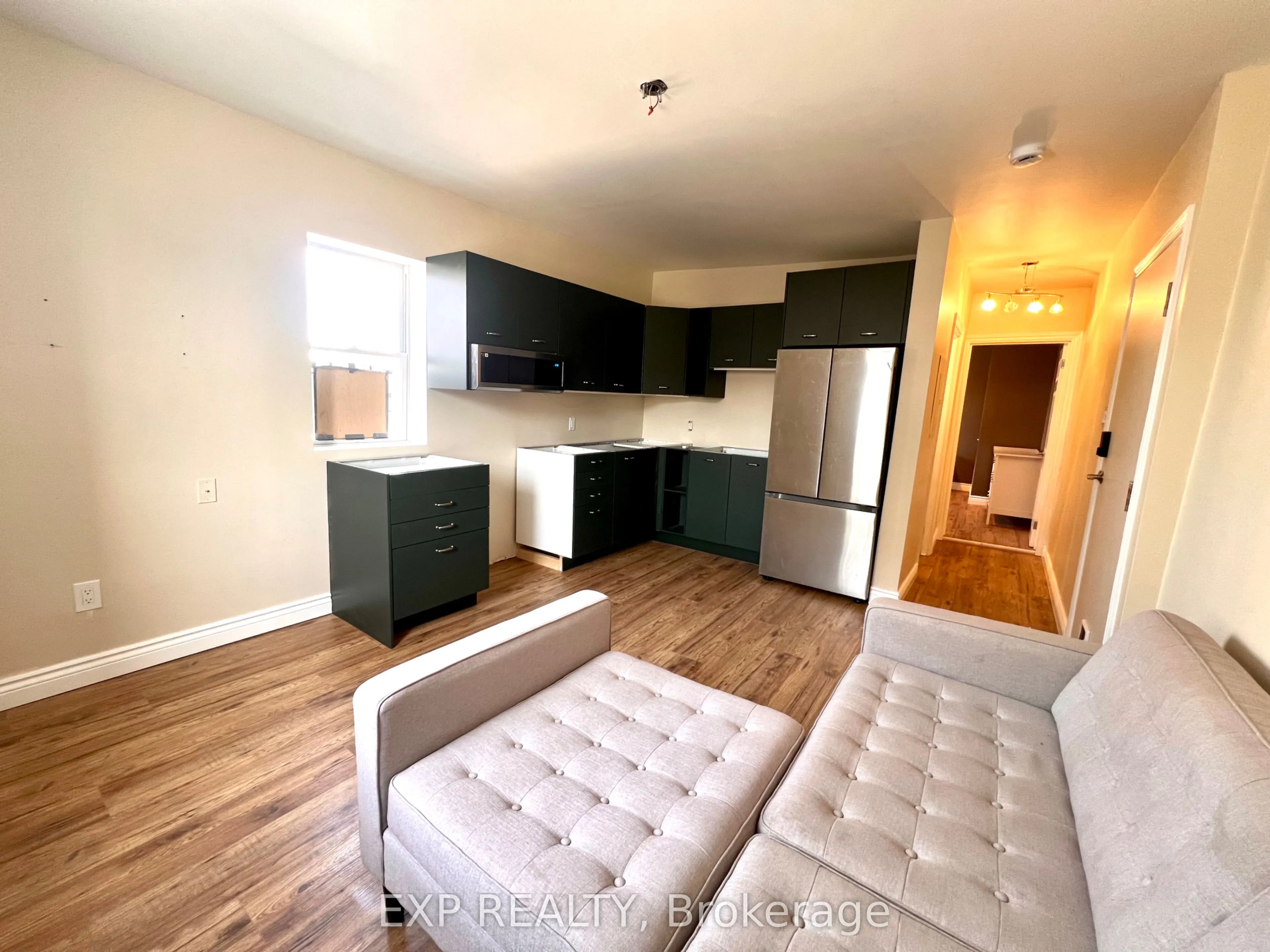 1079 WELLINGTON Street W
