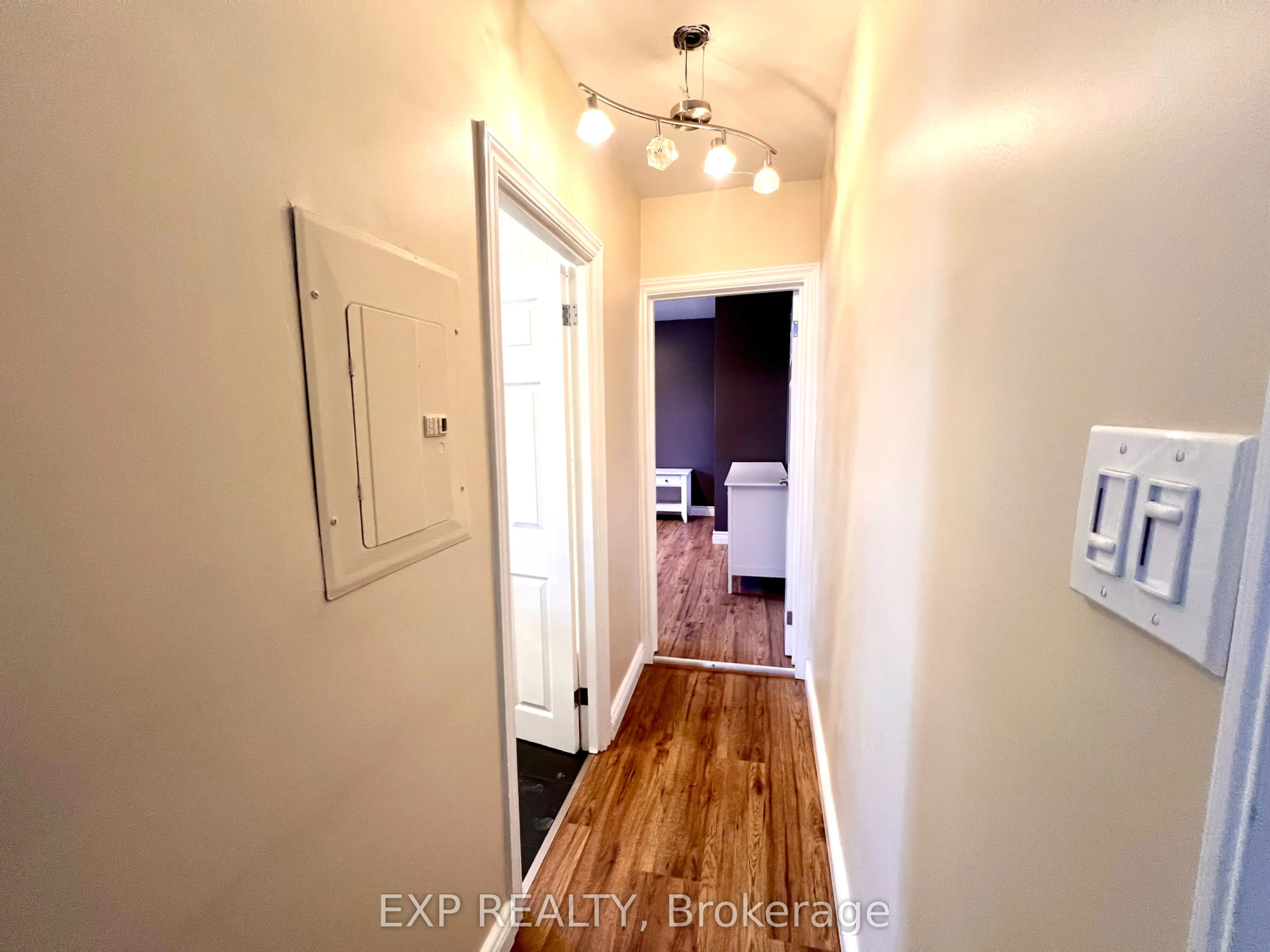 1079 WELLINGTON Street W