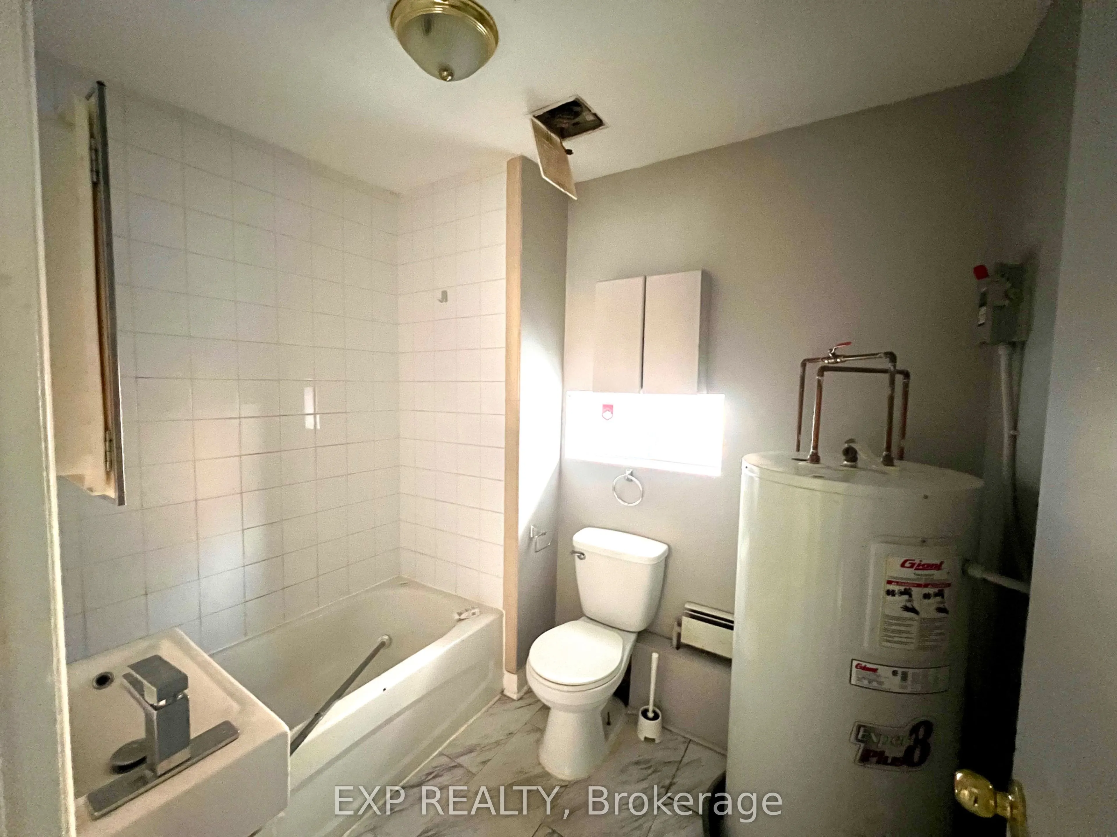 1079 WELLINGTON Street W