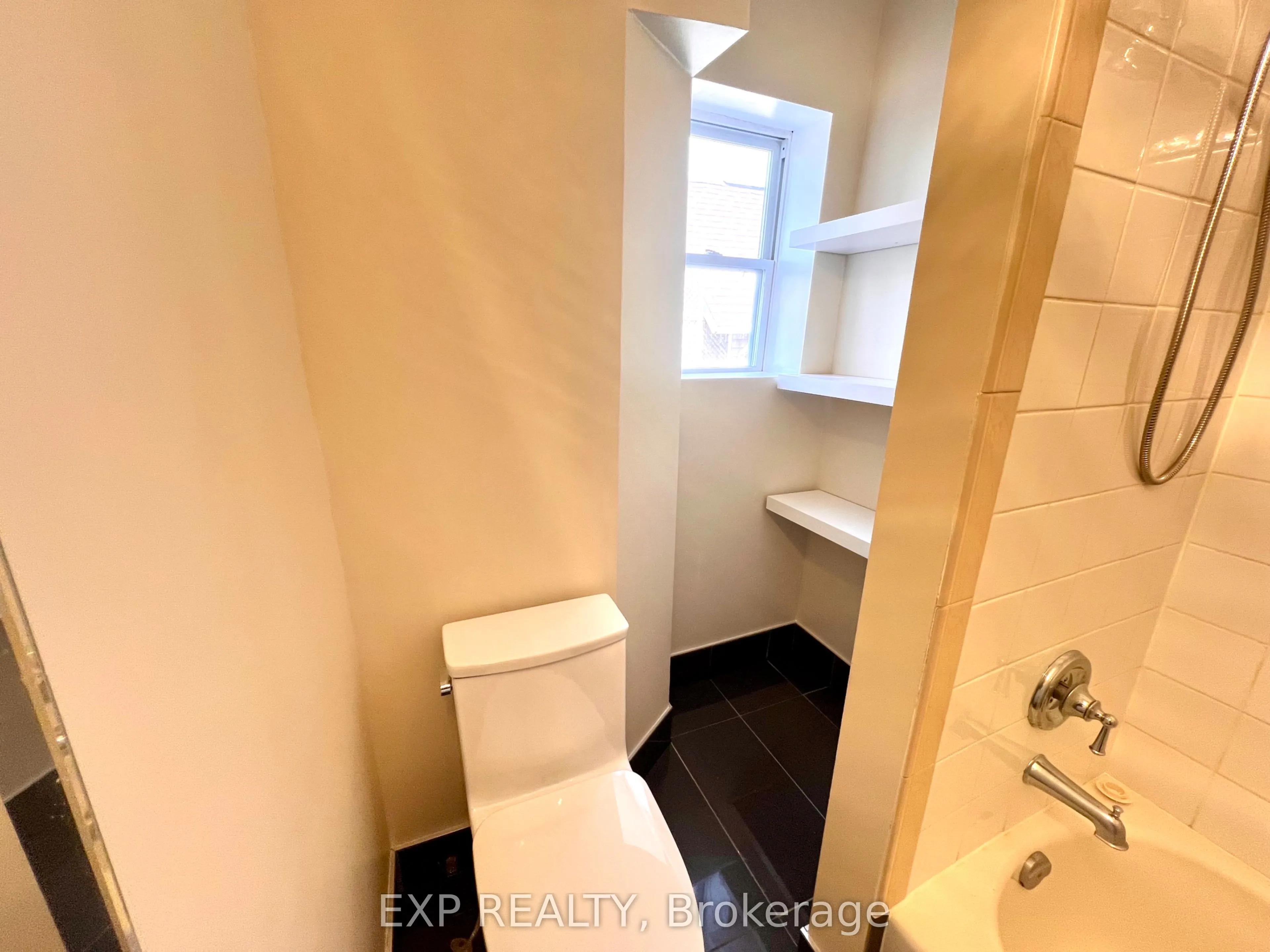 1079 WELLINGTON Street W