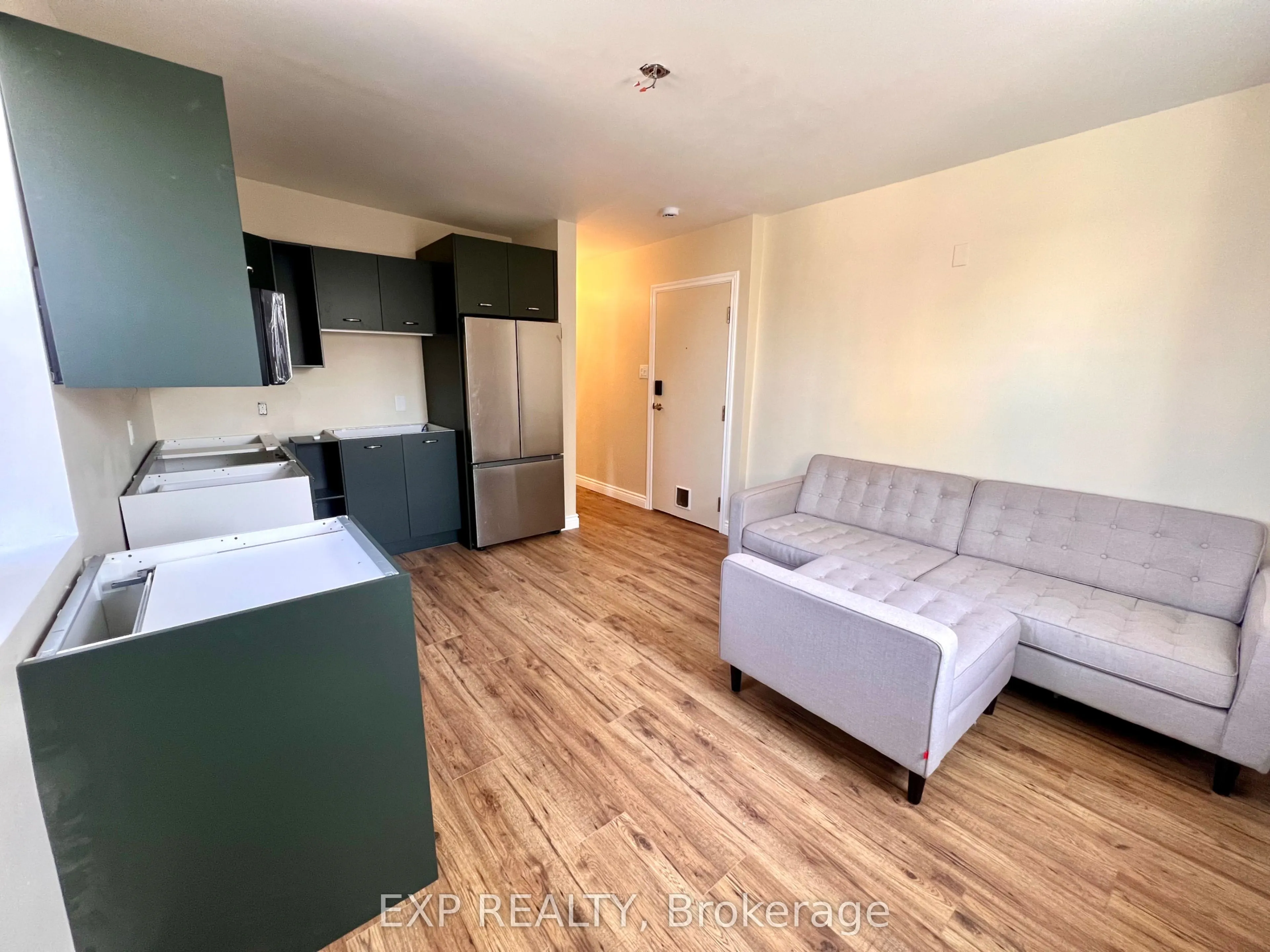 1079 WELLINGTON Street W