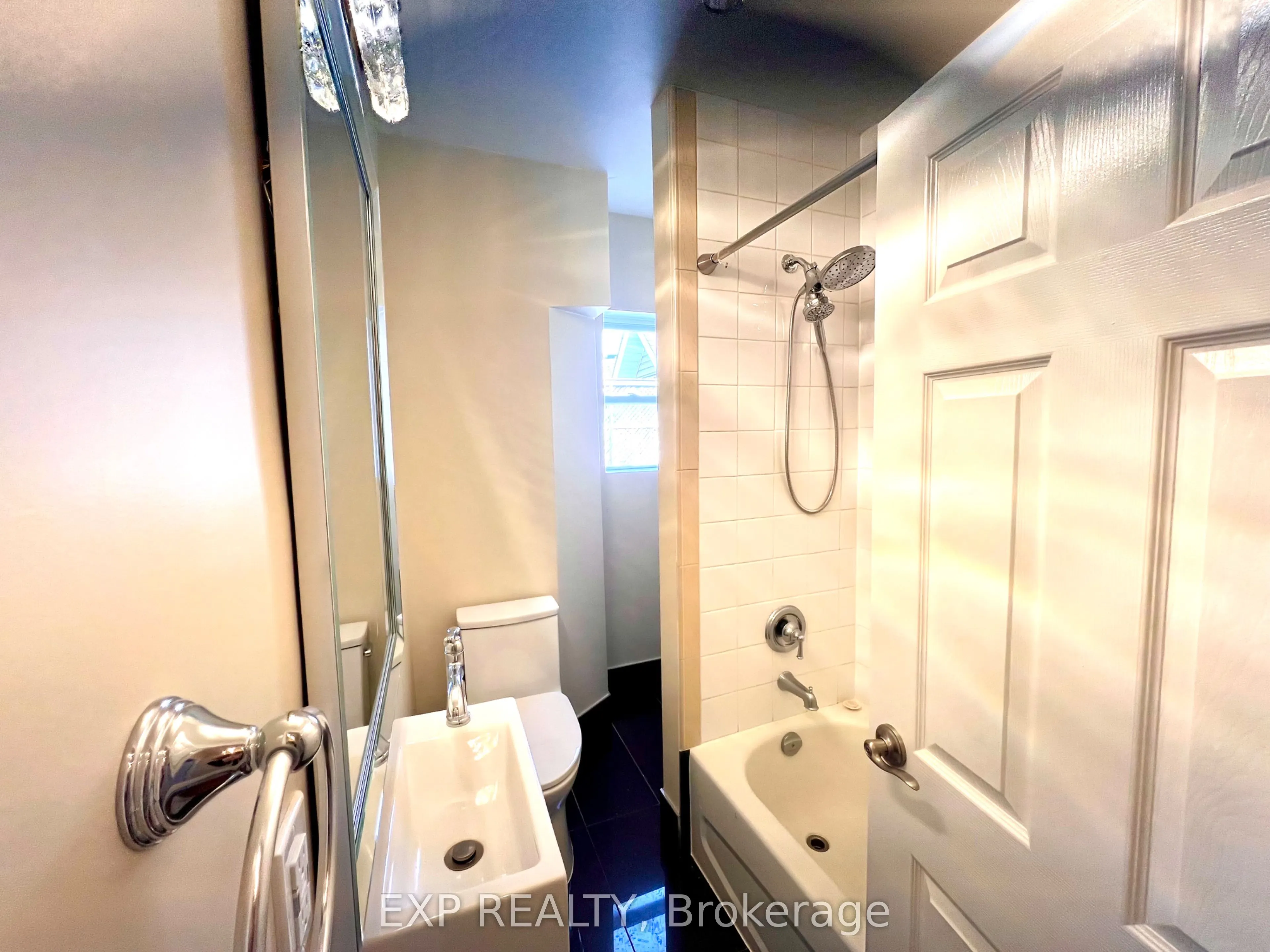 1079 WELLINGTON Street W