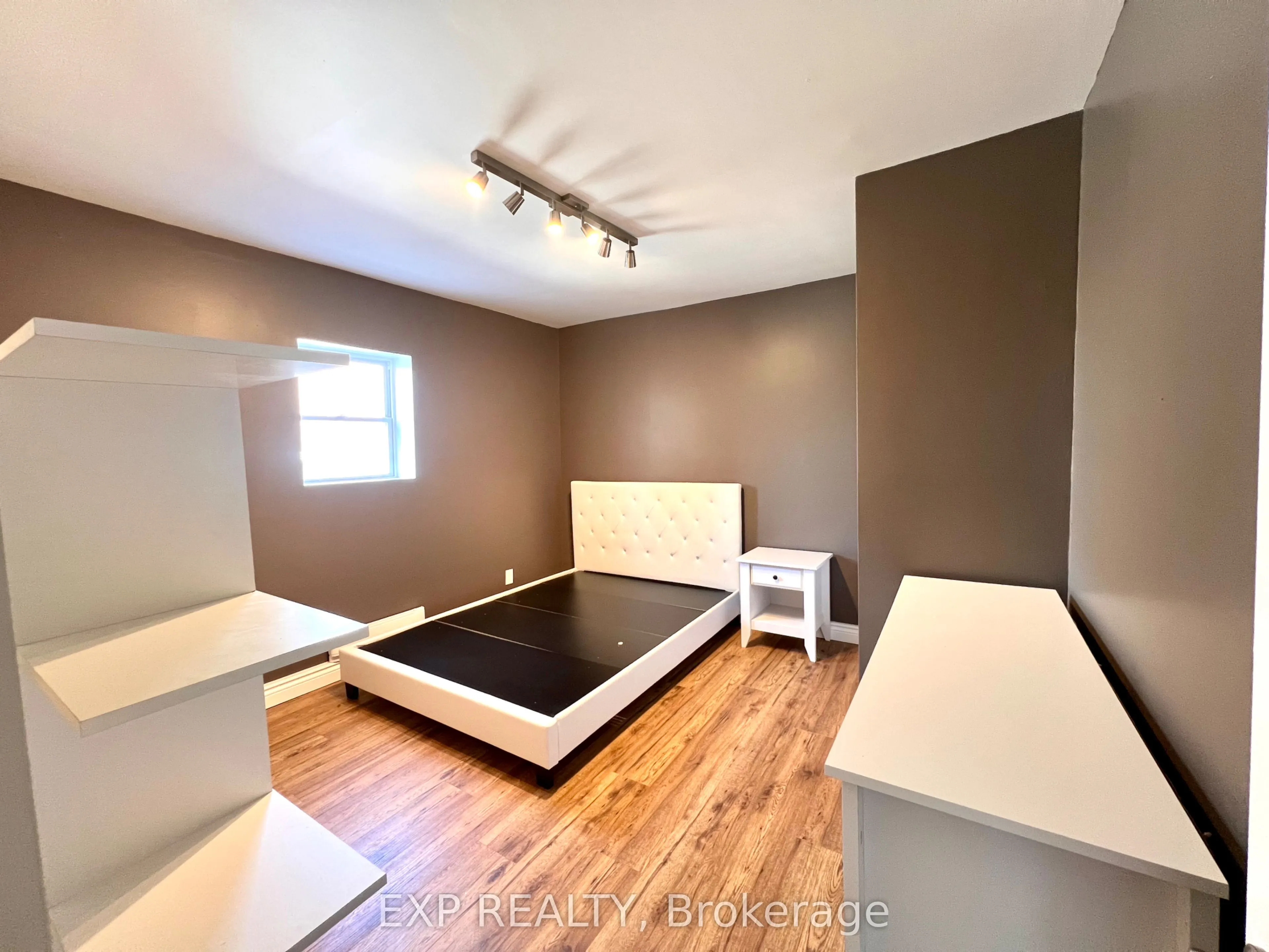 1079 WELLINGTON Street W