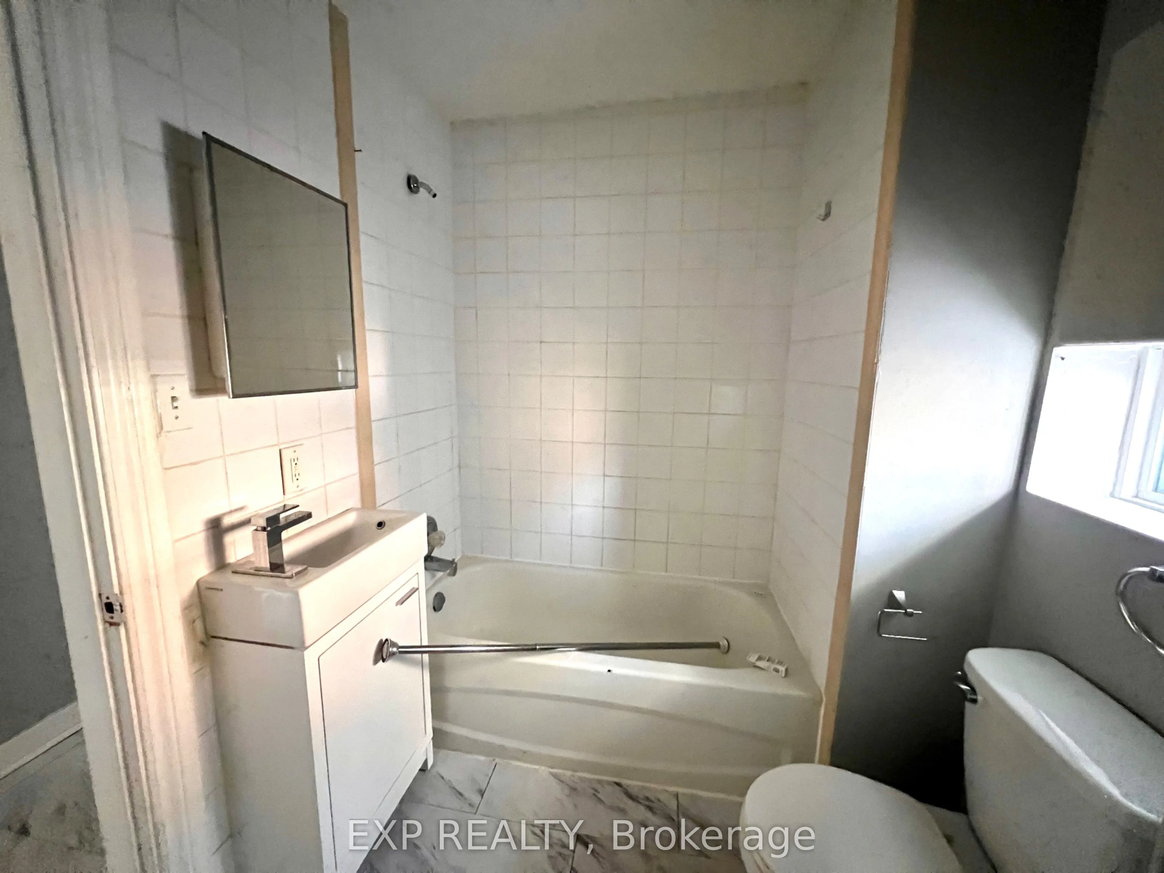 1079 WELLINGTON Street W