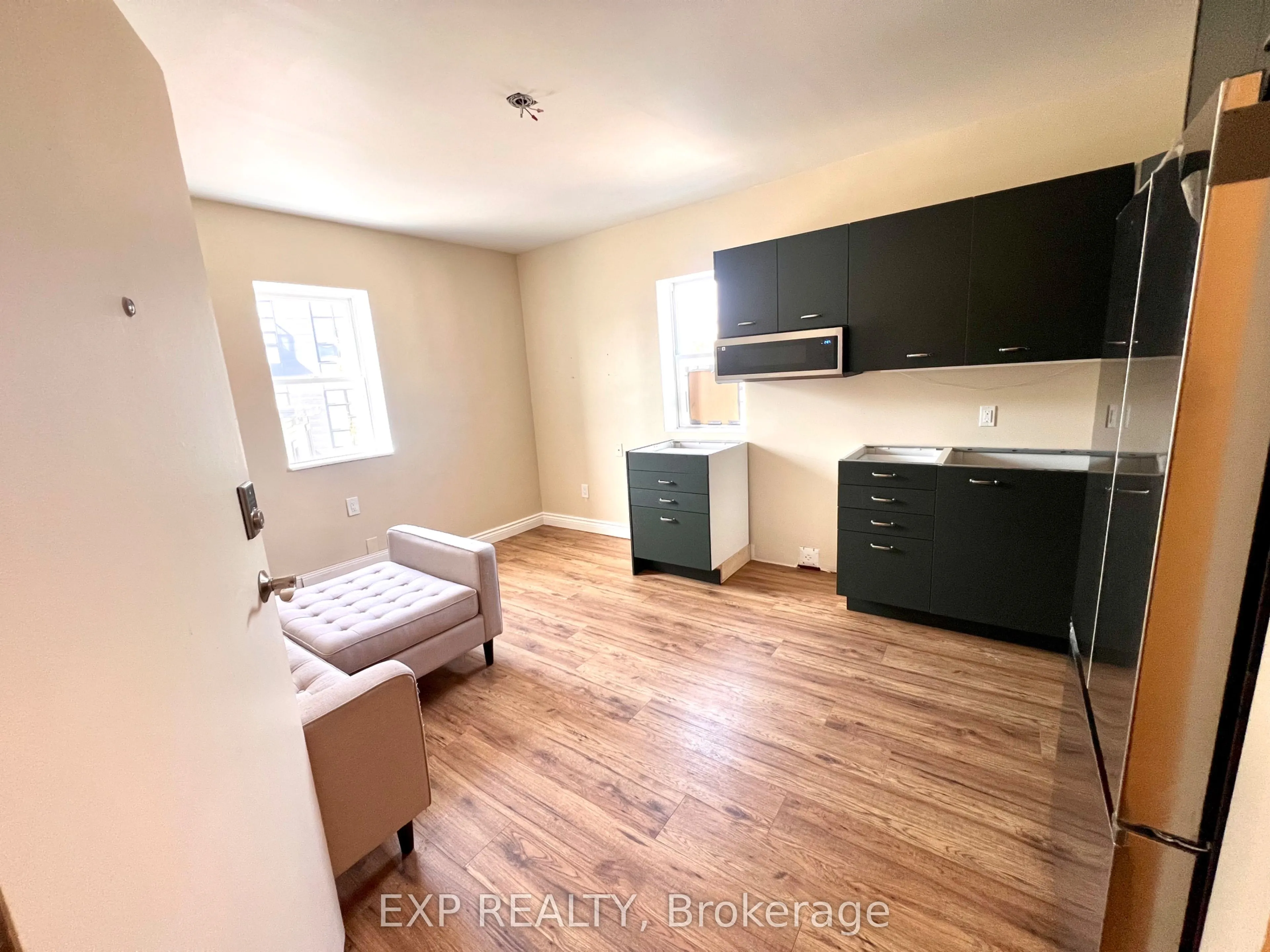 1079 WELLINGTON Street W