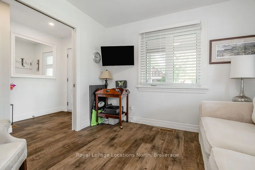 43 NAPIER Street W