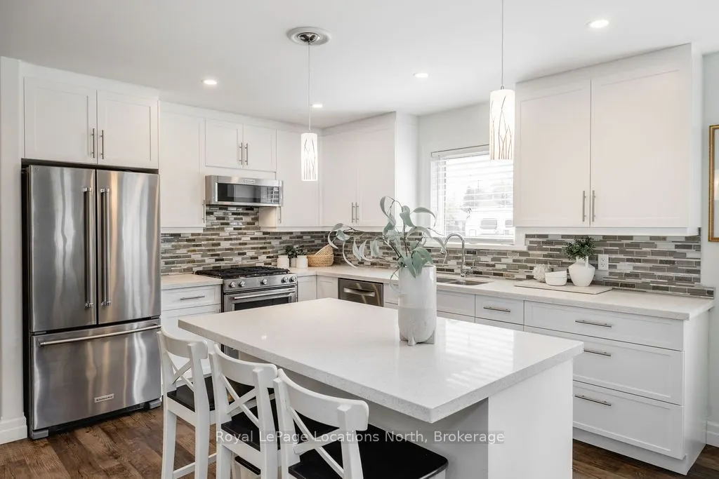 43 NAPIER Street W