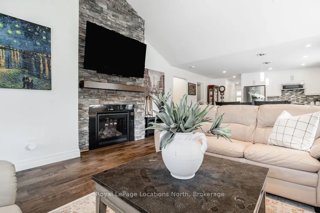 43 NAPIER Street W