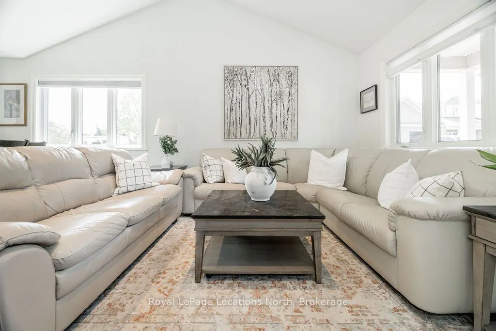 43 NAPIER Street W
