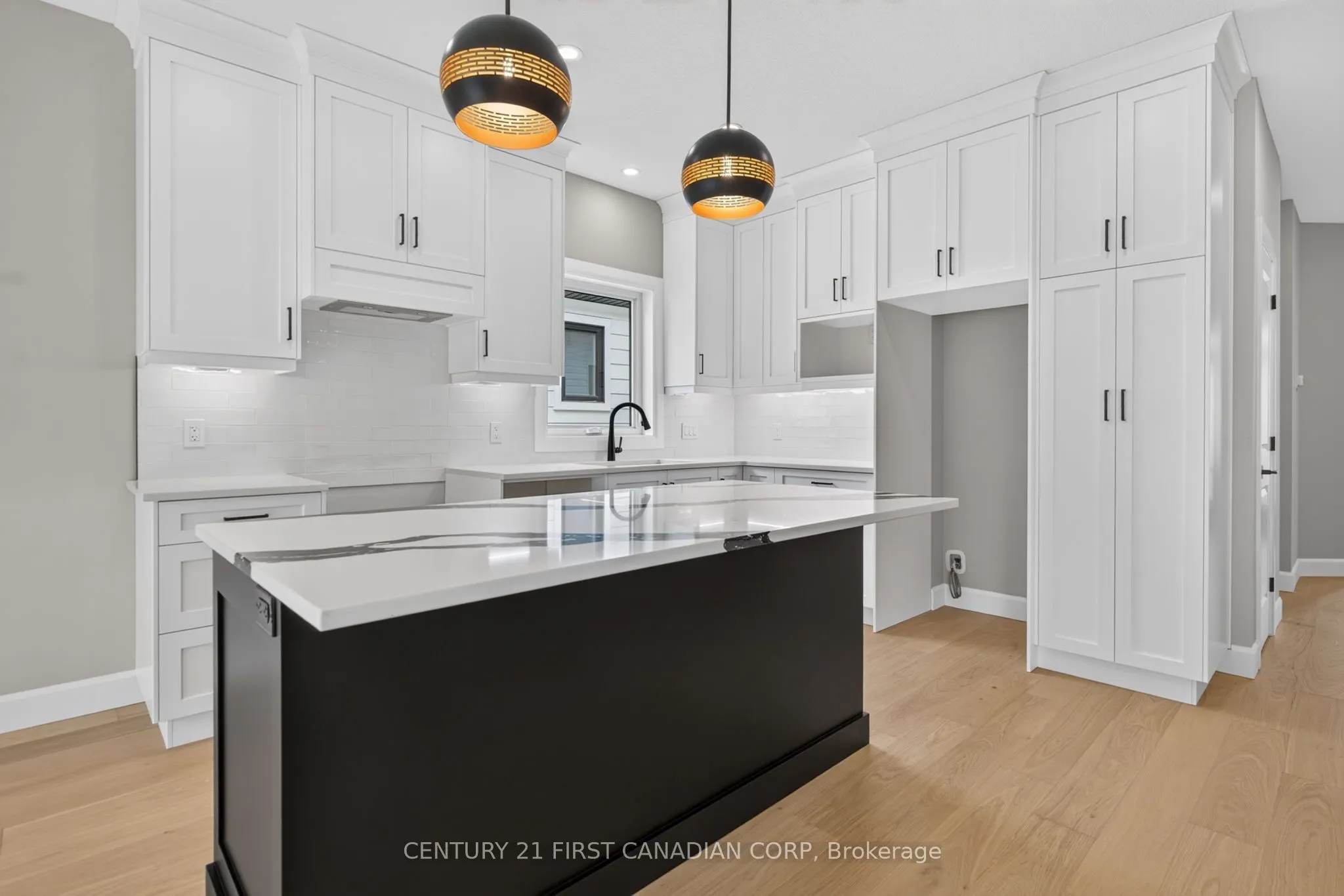 430 Head Street N #4