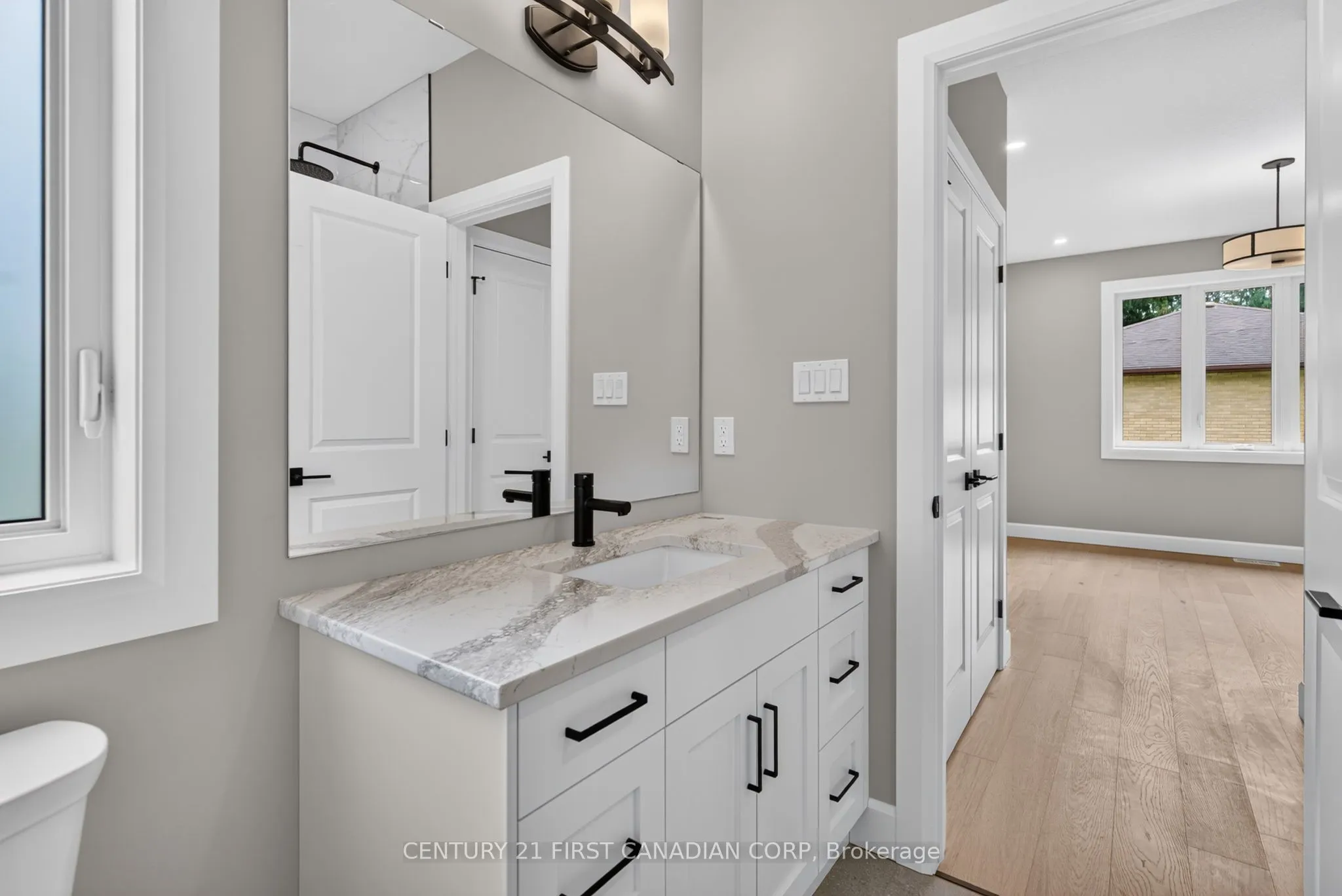 430 Head Street N #4
