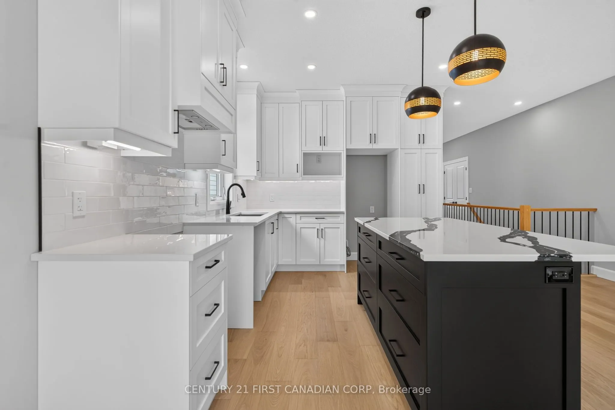 430 Head Street N #4