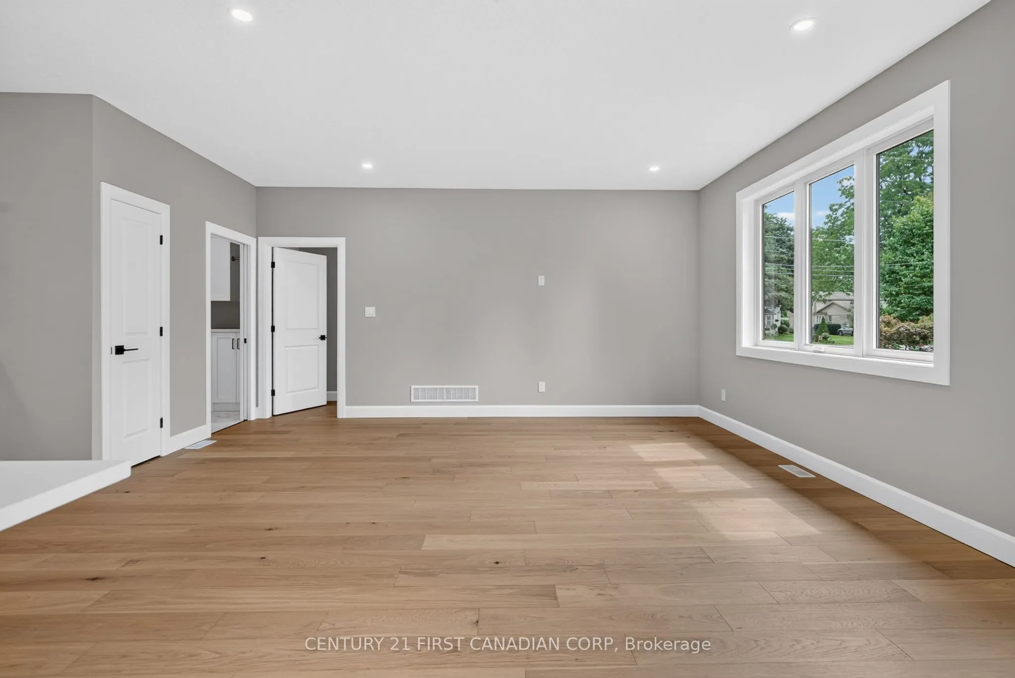 430 Head Street N #4