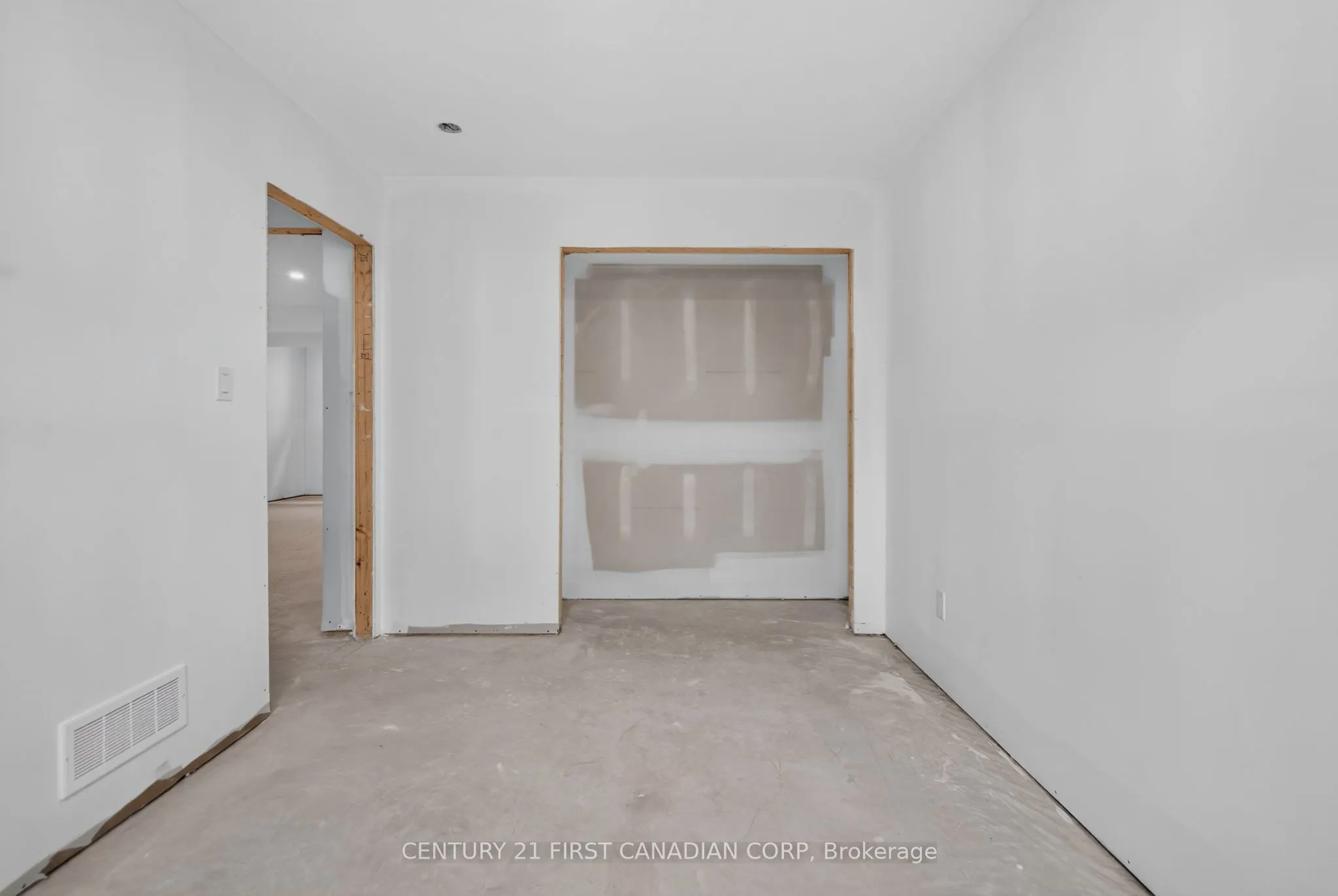 430 Head Street N #4