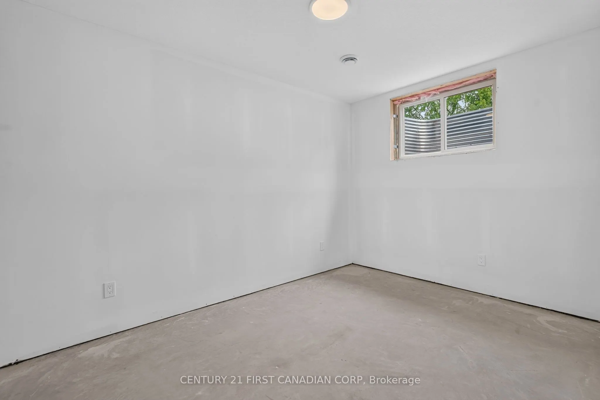 430 Head Street N #4