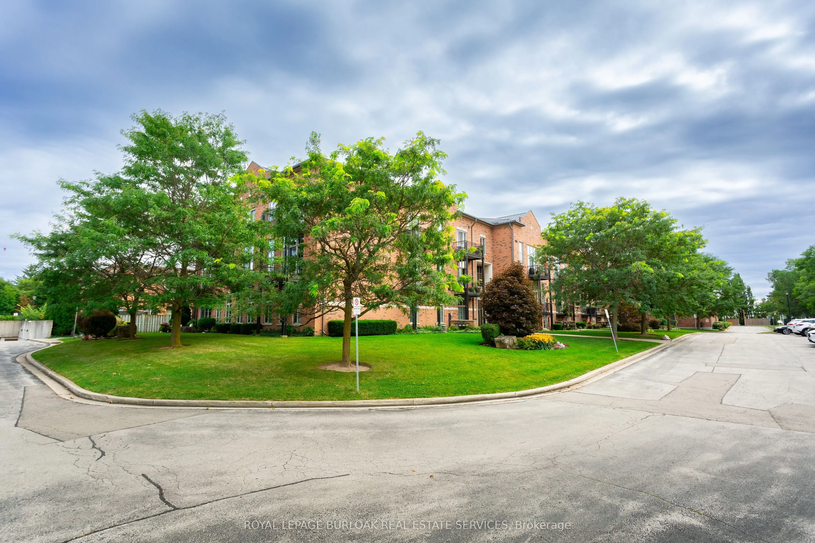 262 Dundas Street E #111