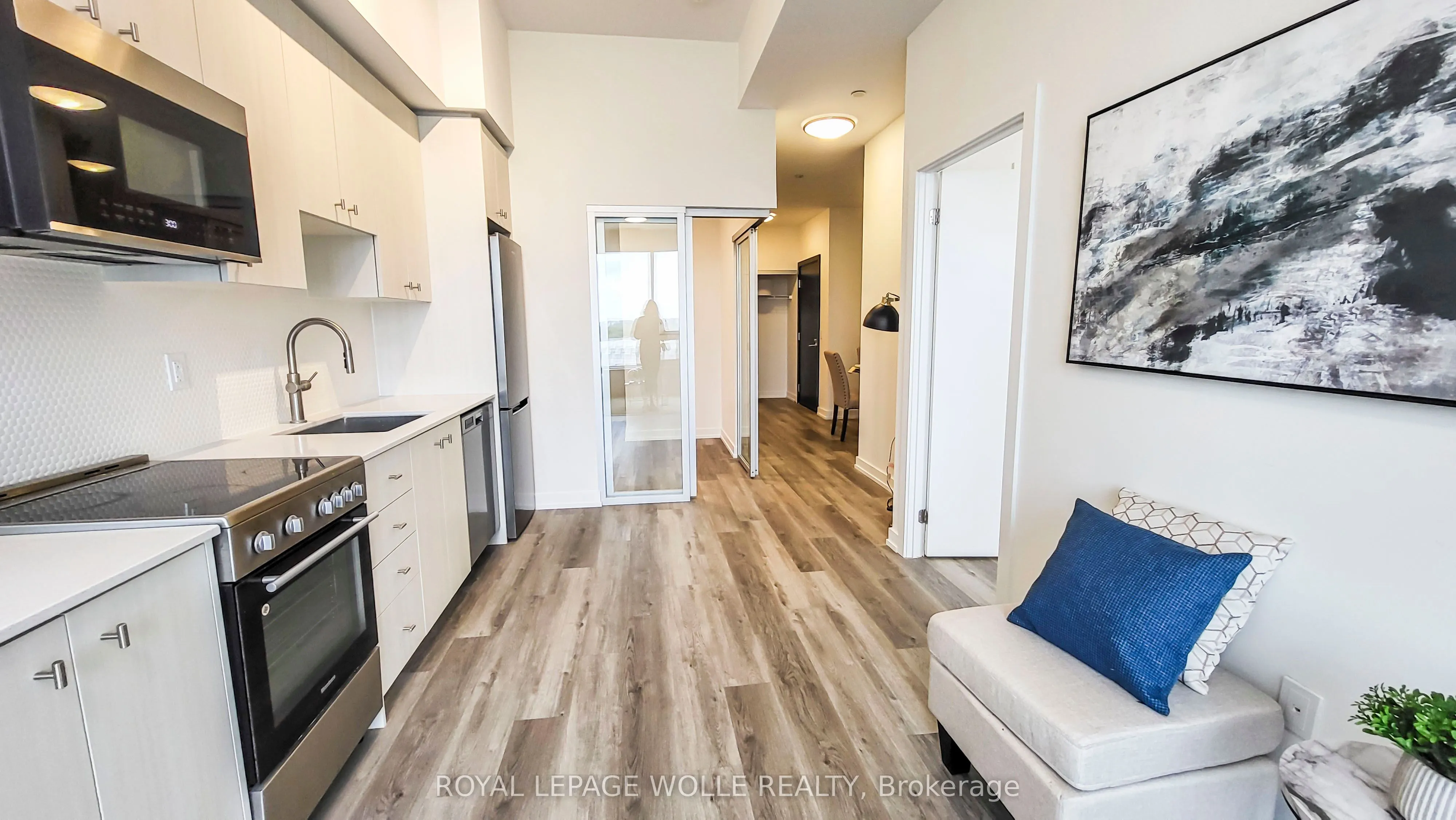 15 Wellington Street S #304