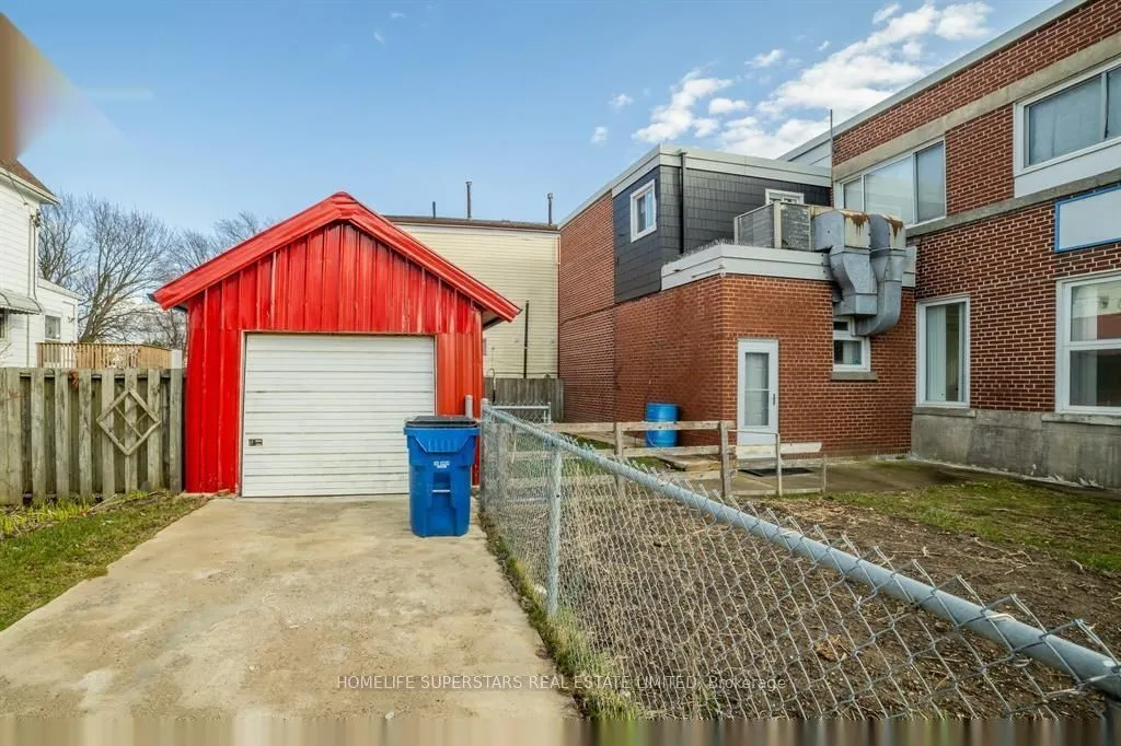 2 Erie Street S