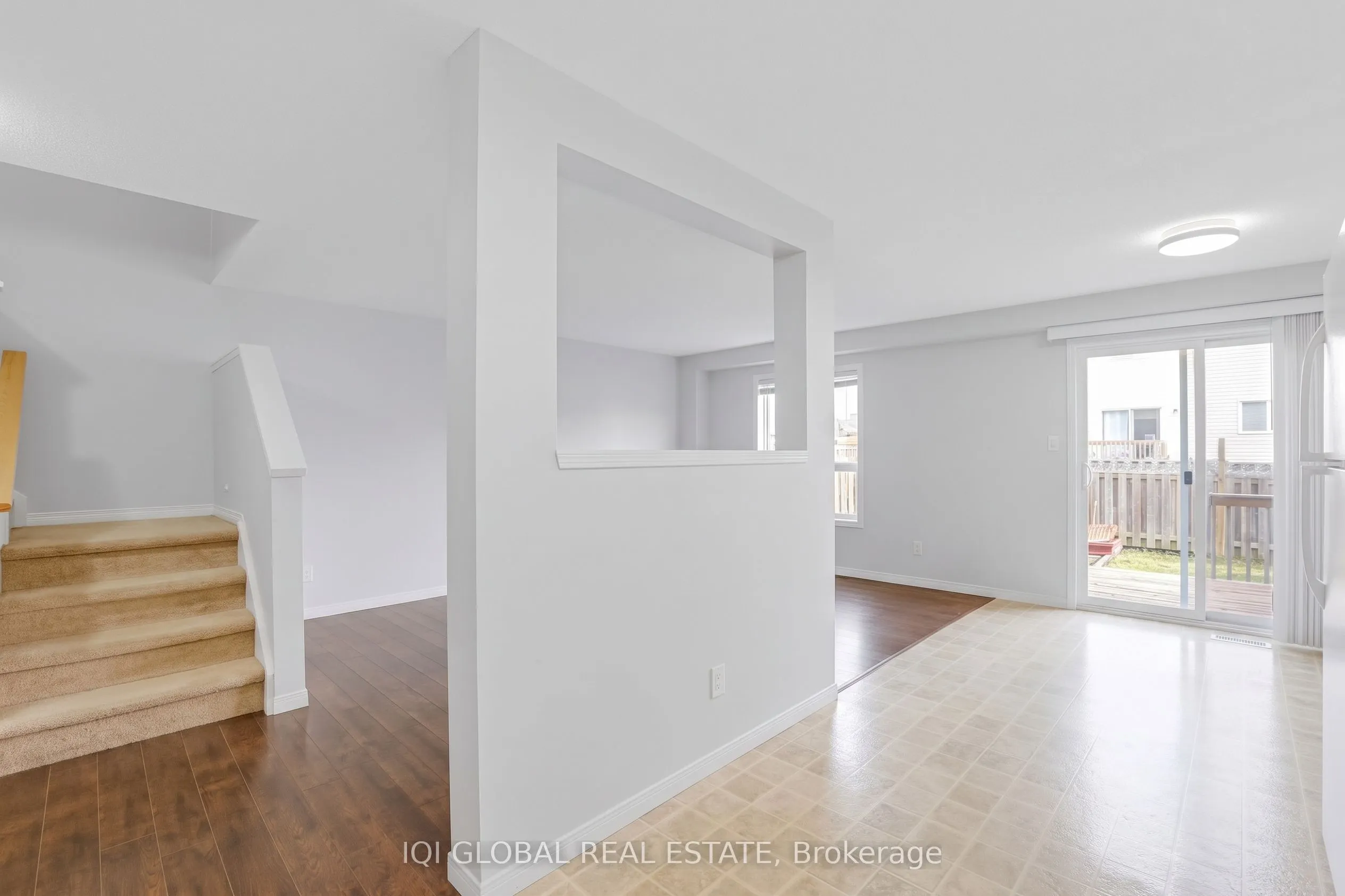 94 Foxglove Crescent N