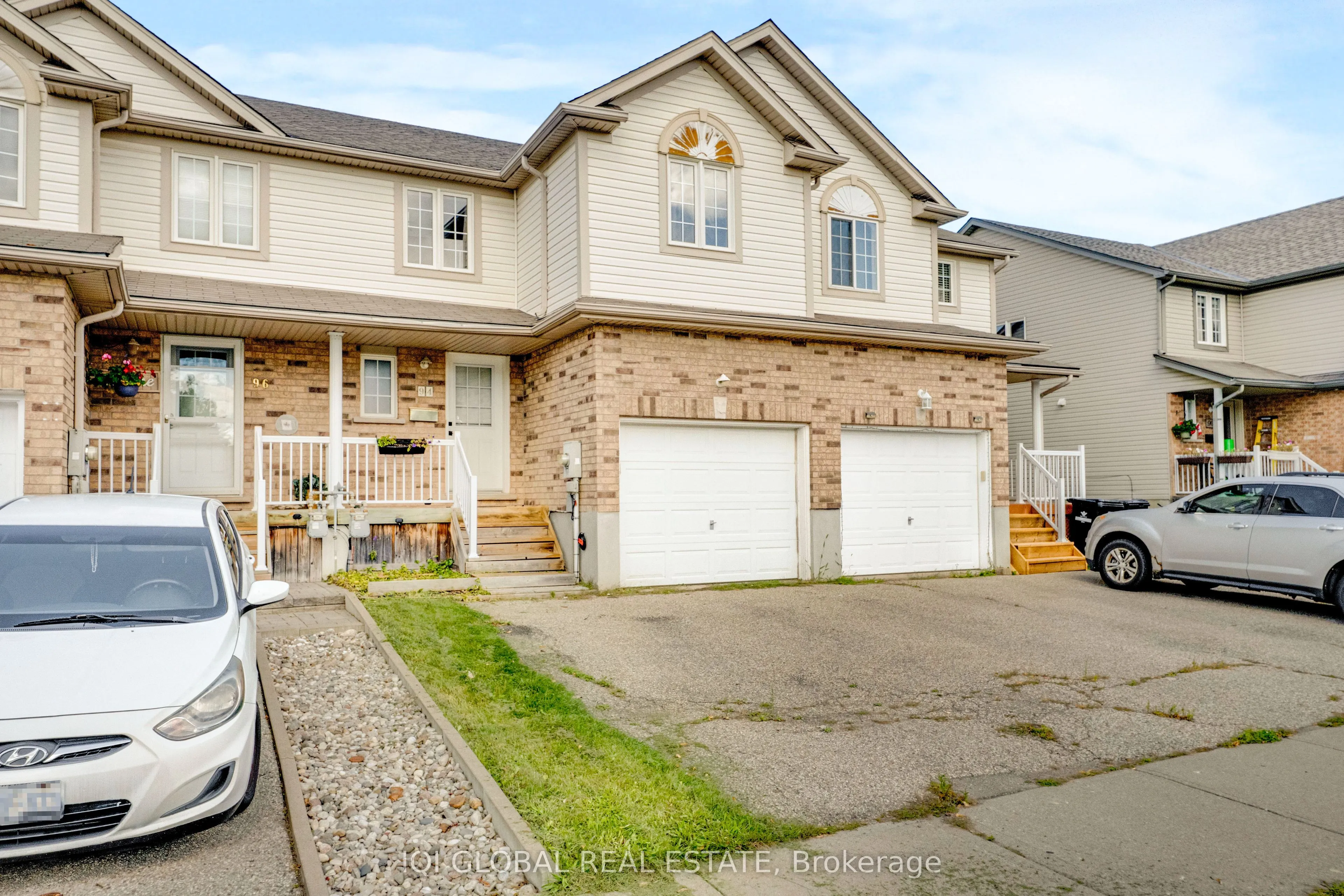 94 Foxglove Crescent N