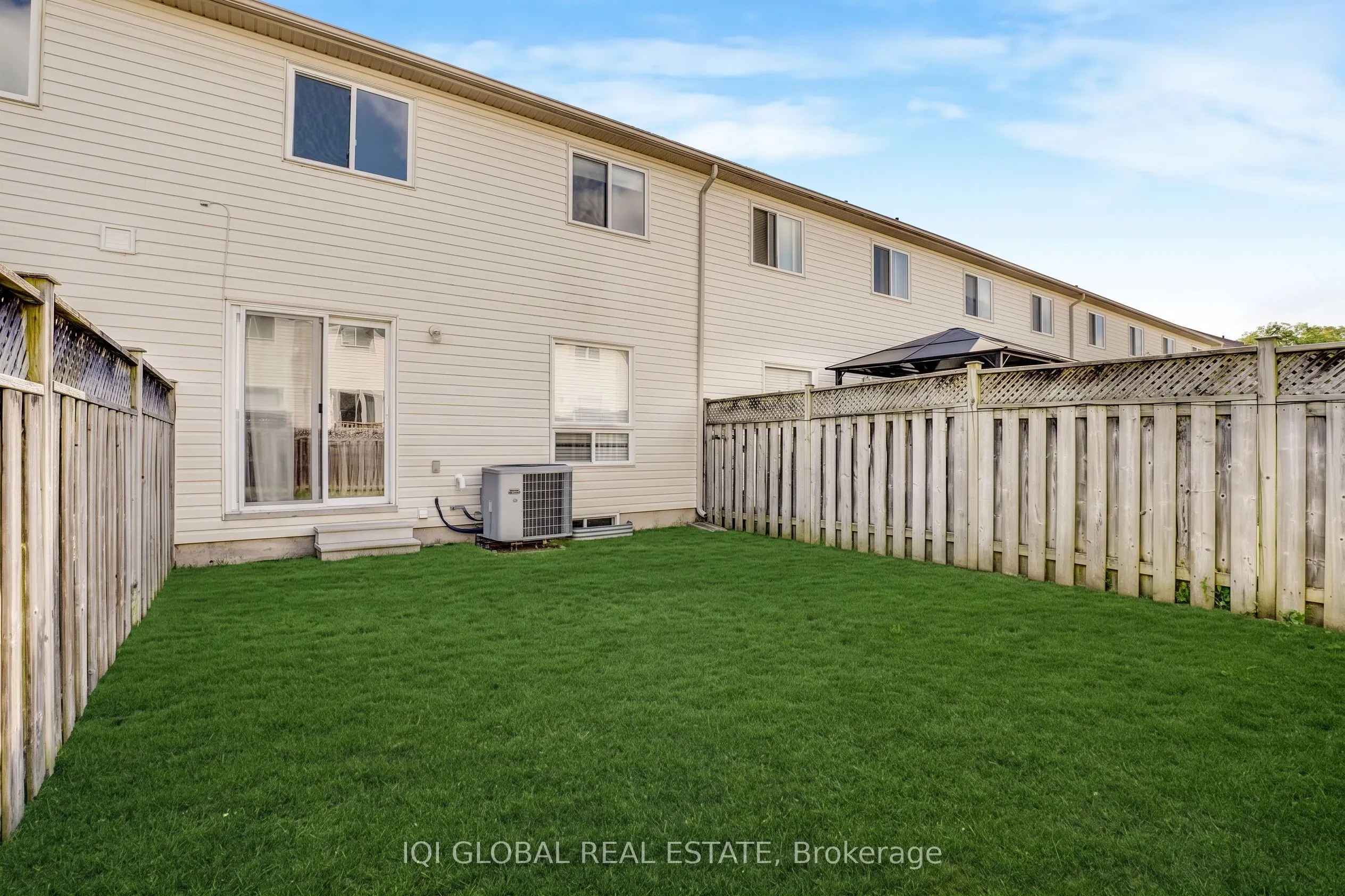 94 Foxglove Crescent N