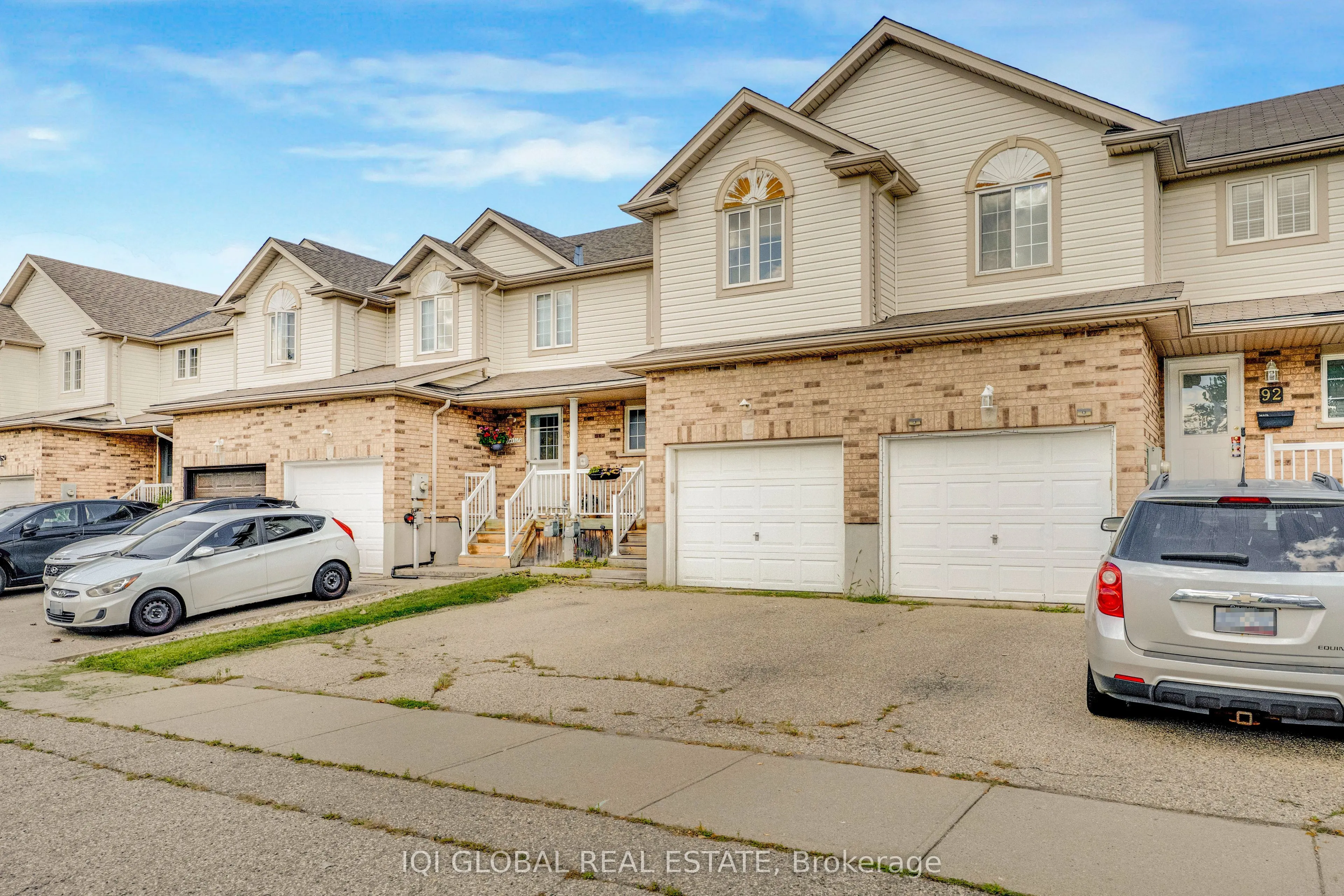 94 Foxglove Crescent N