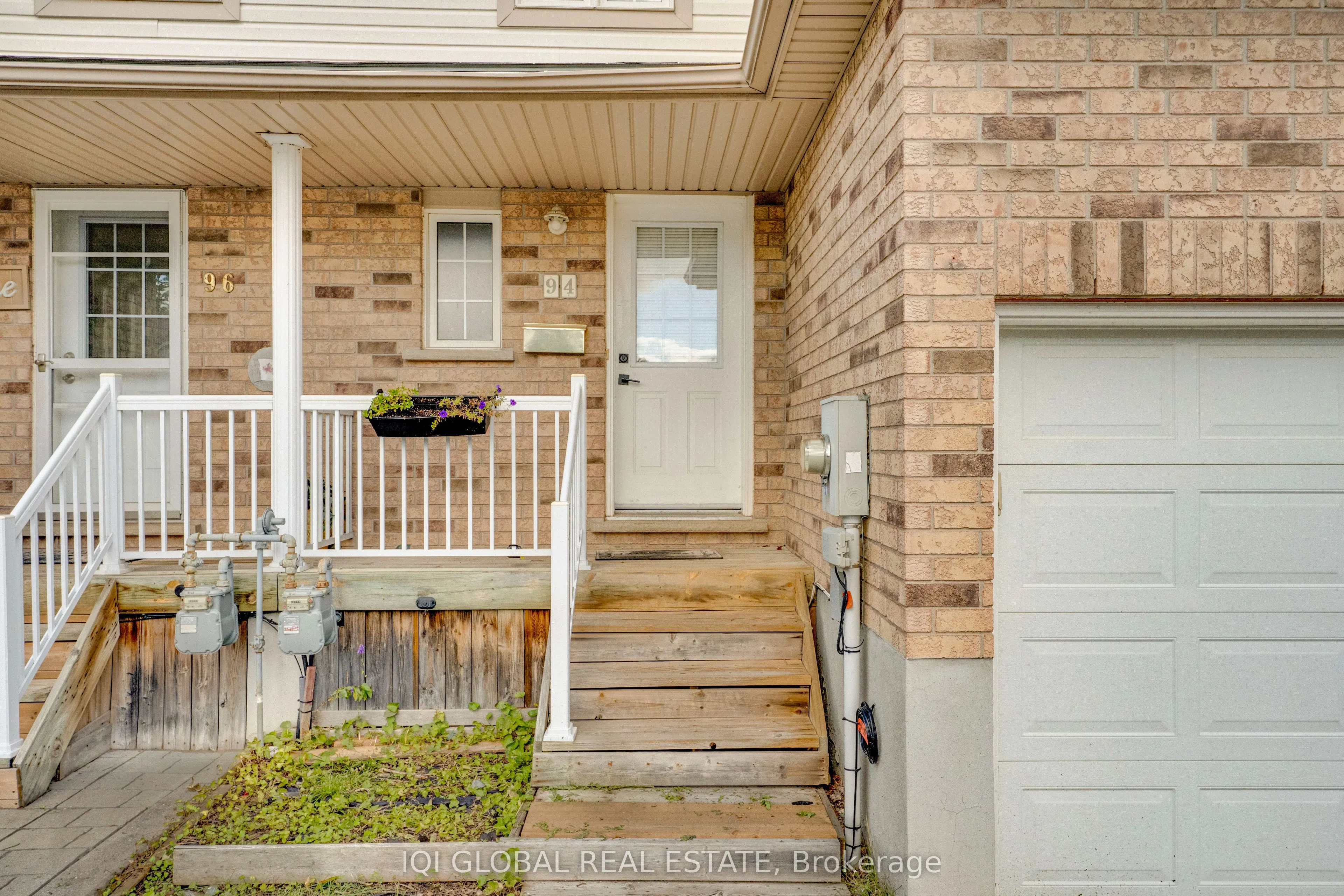 94 Foxglove Crescent N