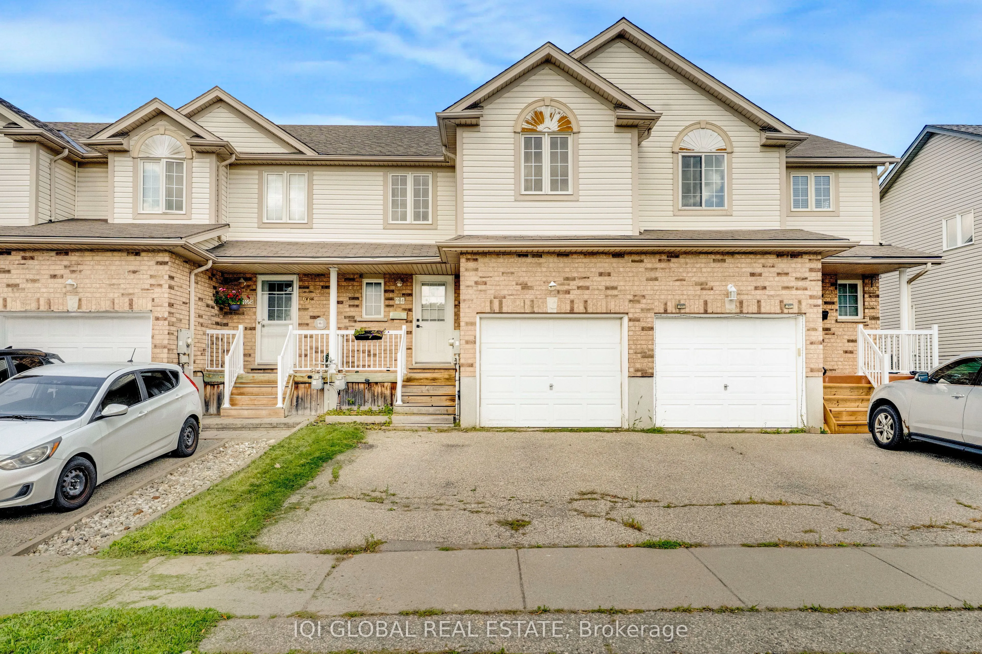 94 Foxglove Crescent N