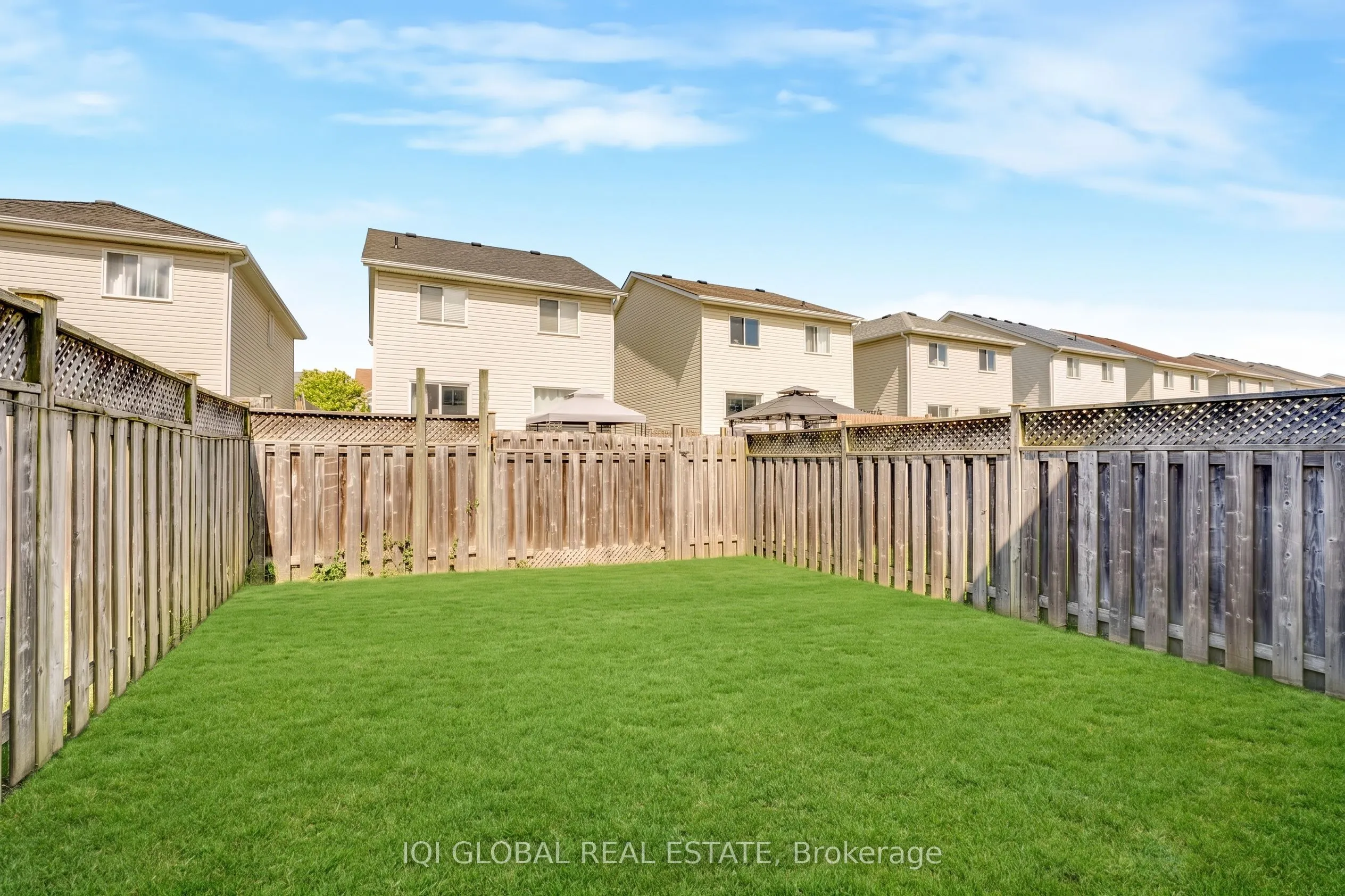 94 Foxglove Crescent N
